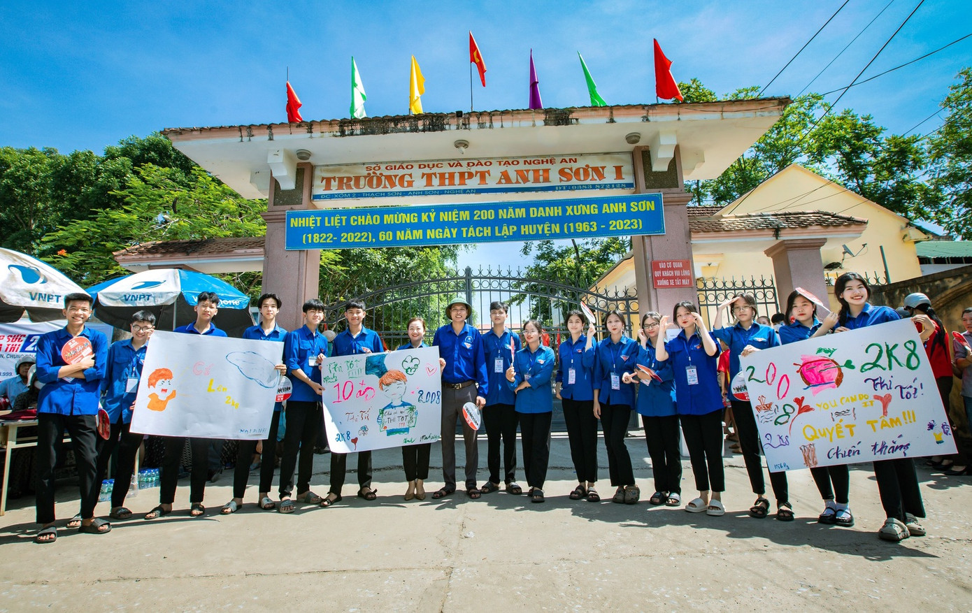 Được biết, để hỗ trợ thí sinh tham gia Kỳ thi tuyển sinh vào lớp 10 năm 2023, tuổi trẻ toàn tỉnh Nghệ An đã thành lập 315 đội hình tình nguyện với tổng số hơn 3.000 đoàn viên, thanh niên. Ảnh: Rạng Đông.