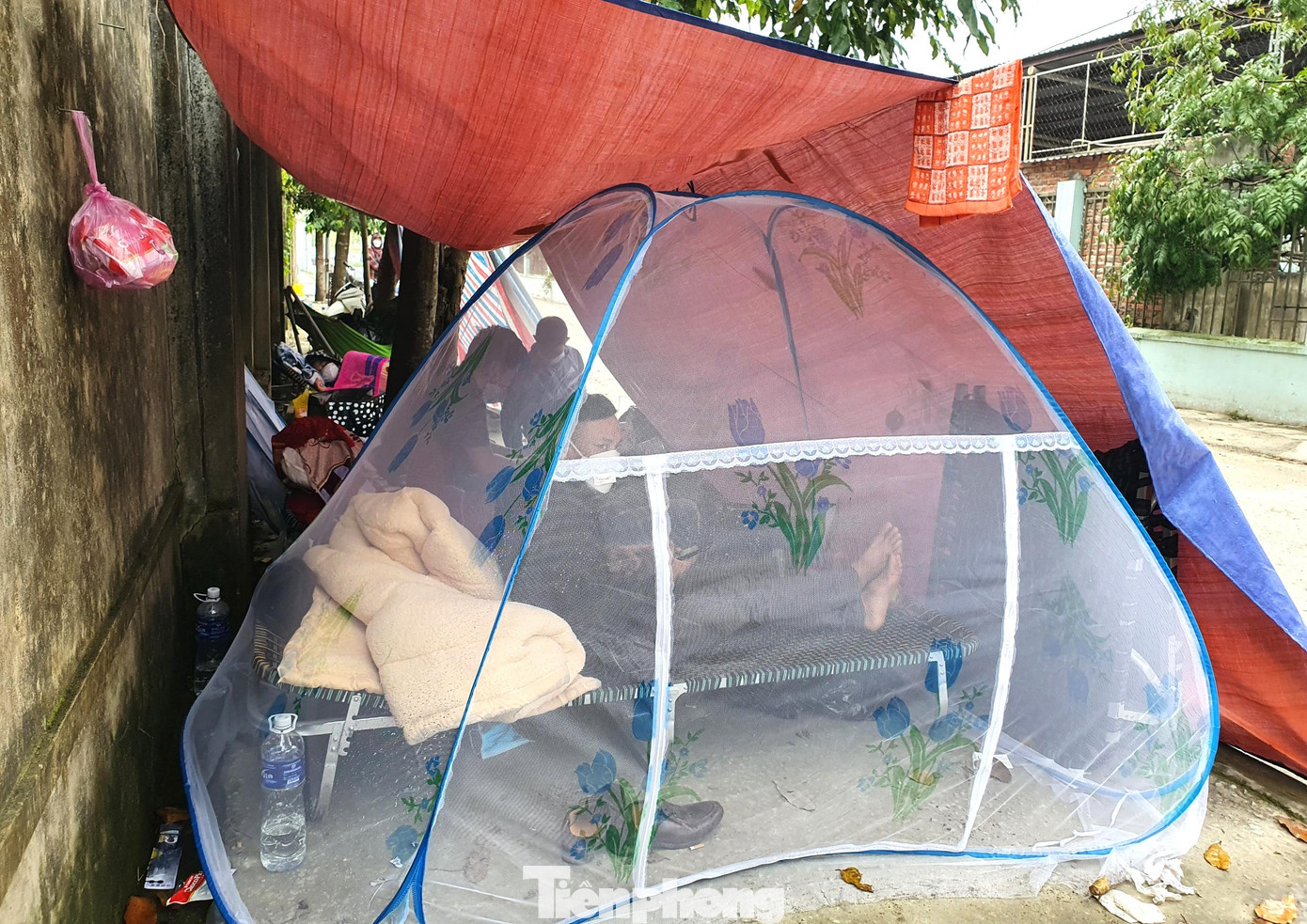 “Không có chỗ ngủ nên tôi nói chồng về trước... Vẫn biết là ở đây cũng không giúp được gì nhưng về nhà thì nóng ruột nên ở lại thêm vài ngày”, bà Hải nói.