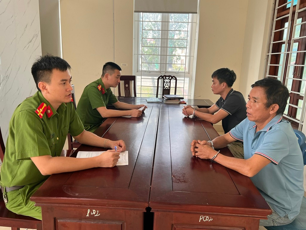 2 đối tượng bị truy nã tại cơ quan công an. 2 đối tượng bị truy nã tại cơ quan công an.