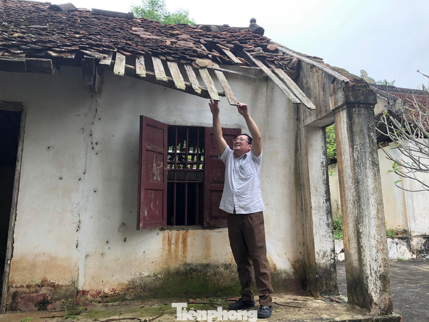 Nửa trái nhà Hữu vu, đặc biệt là gian cận hồi, hai mái ngói đã bị gãy, đổ từng mảng lớn, không thể che mưa nắng.