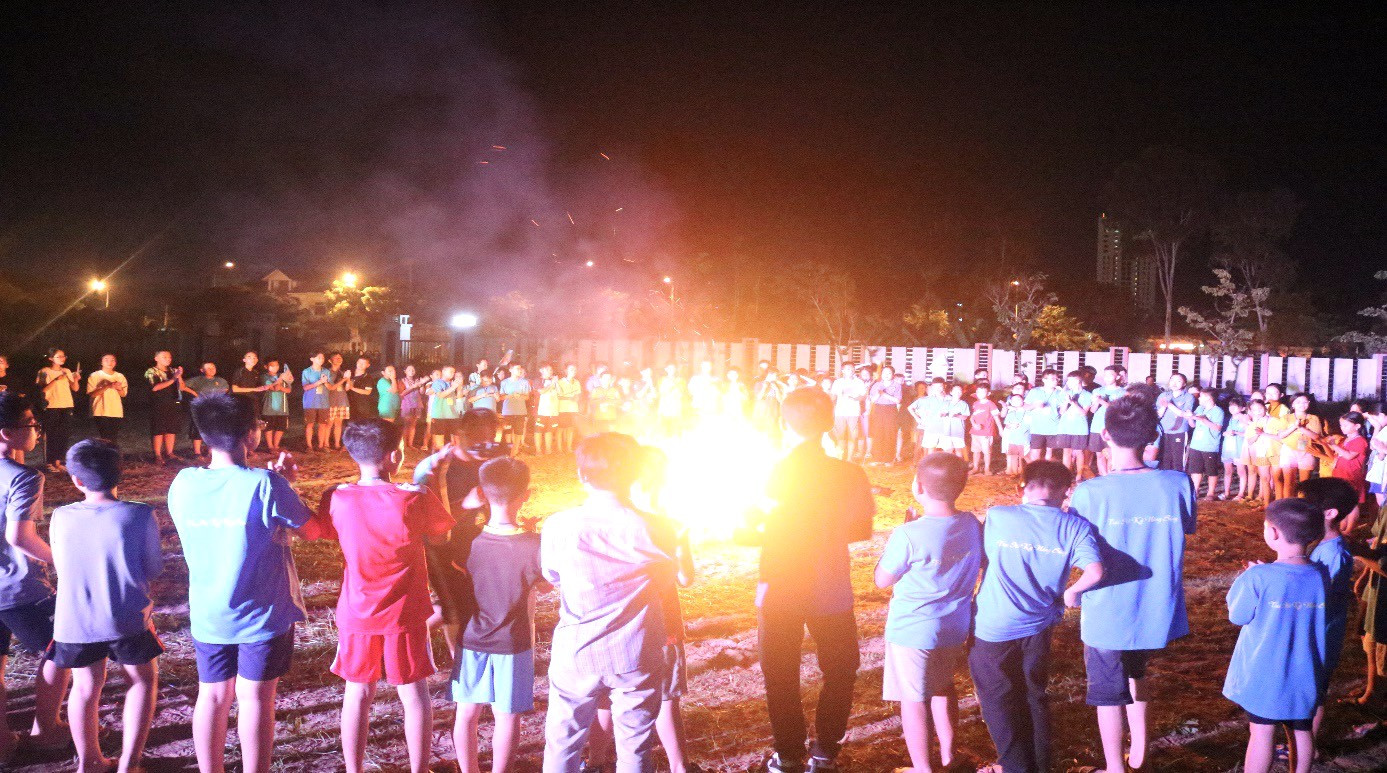 Trong trại hè kỹ năng sống năm nay, các em được trải nghiệm “Đêm yêu thương”. Đây là chuyên đề nổi bật của chương trình Trại hè kỹ năng sống. Các em được lắng nghe những chia sẻ sâu sắc của chuyên gia về tình yêu thương gia đình, giá trị cuộc sống. Dưới những ngọn nến hoa đăng, các em đã viết ra những dòng cảm xúc chân thật của mình để gửi đến gia đình.