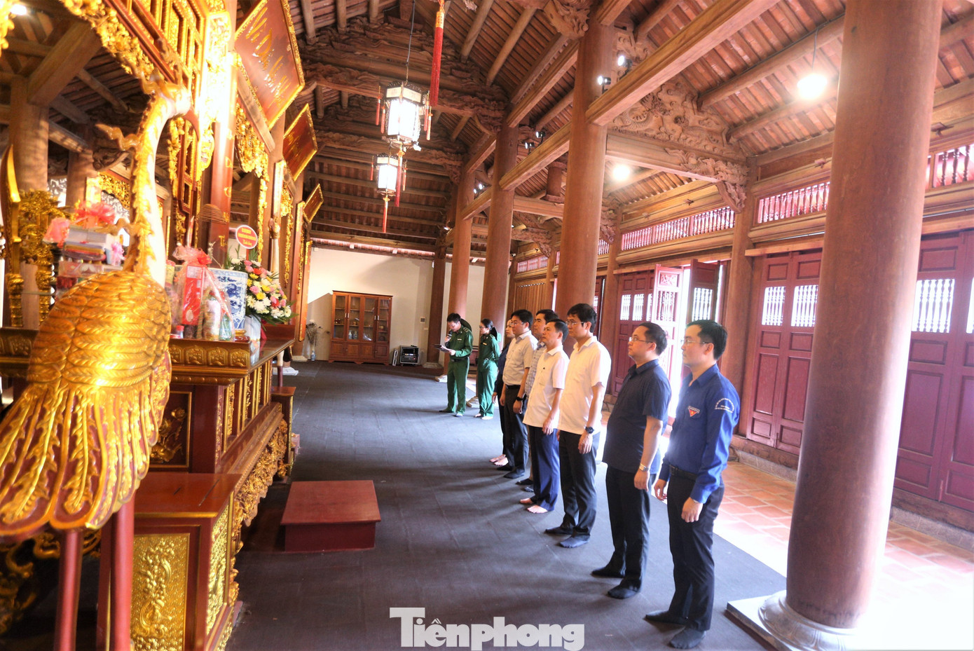 Đoàn công tác dâng hương, dâng hoa tại đền thờ anh hùng, liệt sỹ ở Khu di tích Ngã ba Đồng Lộc.