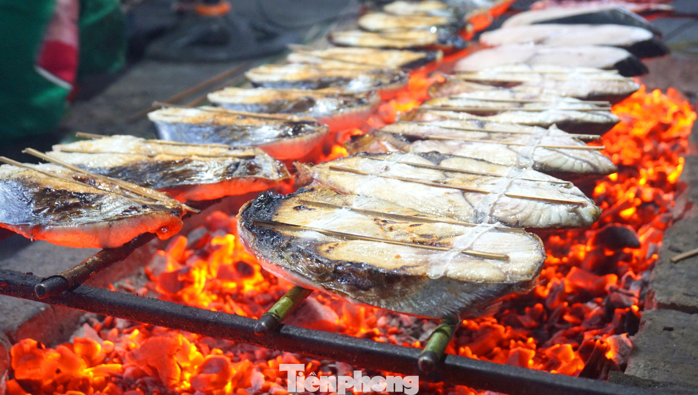 Trong quá trình nướng, những miếng cá này cũng được những người phụ nữ dày dặn kinh nghiệm căn thời gian để lật. Miếng cá thu nướng đạt chuẩn có màu cánh gián, thịt chín tới, thớ thịt màu trắng, dậy mùi thơm phức. Trong quá trình nướng, những miếng cá này cũng được những người phụ nữ dày dặn kinh nghiệm căn thời gian để lật. Miếng cá thu nướng đạt chuẩn có màu cánh gián, thịt chín tới, thớ thịt màu trắng, dậy mùi thơm phức.