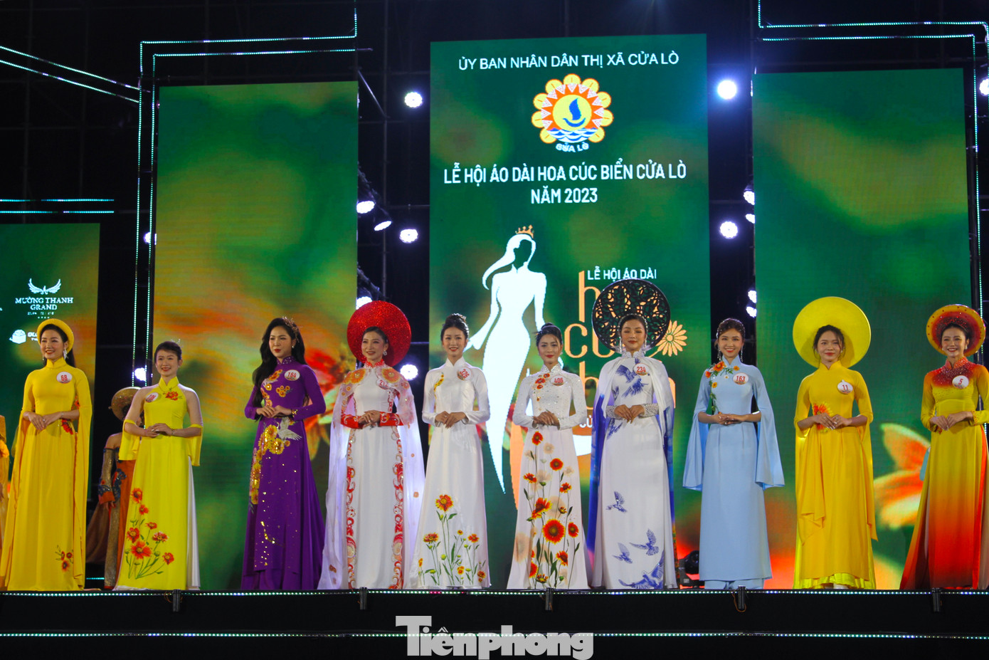 Qua các phần thi, Ban tổ chức tiếp tục lựa chọn 10 thí sinh xuất sắc đi tiếp vào vòng trong với phần thi ứng xử.