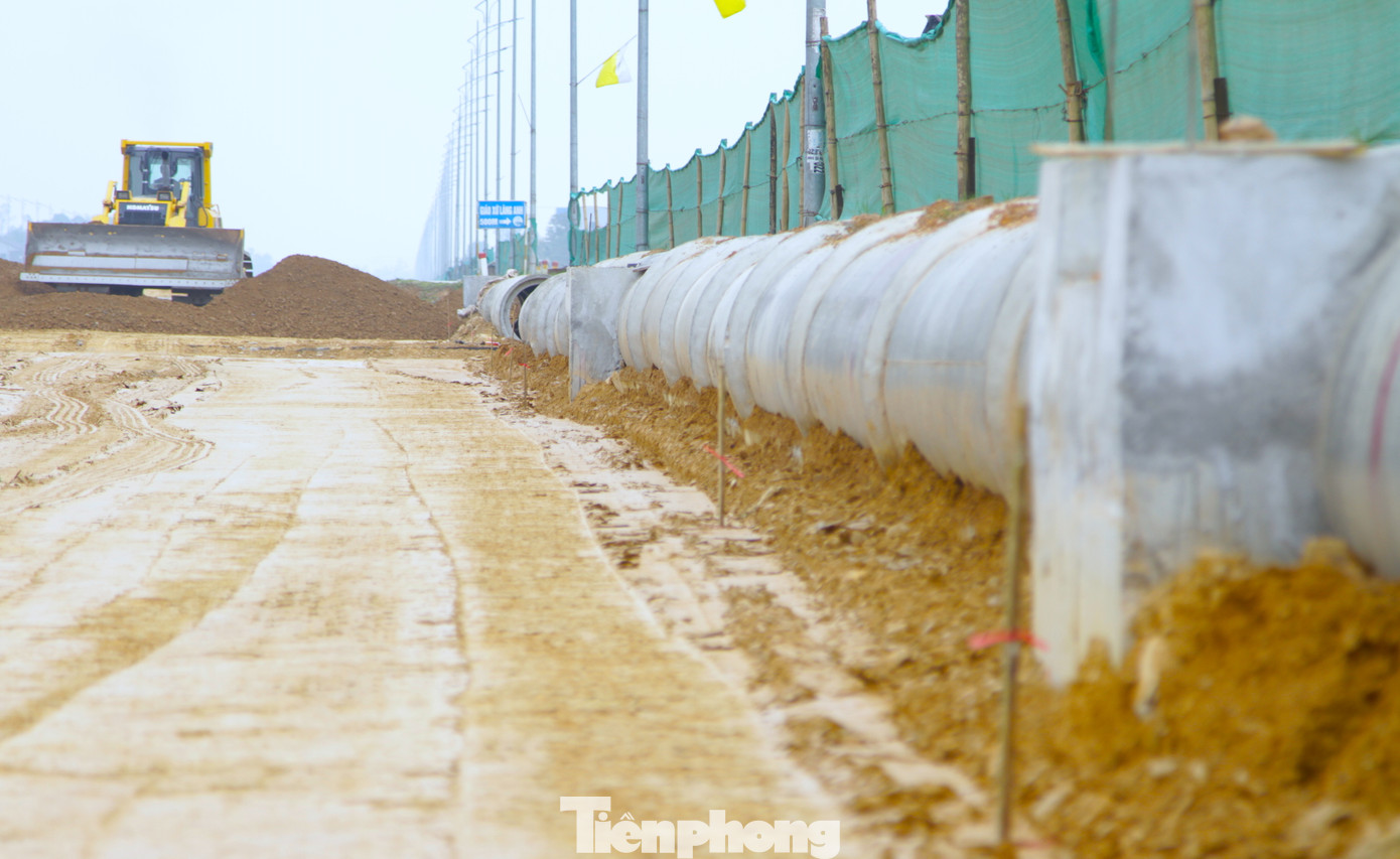 Dọc tuyến đường được thiết kế mương bằng những cấu kiện ống tròn cỡ lớn, đảm bảo cho việc thoát nước trên đường.