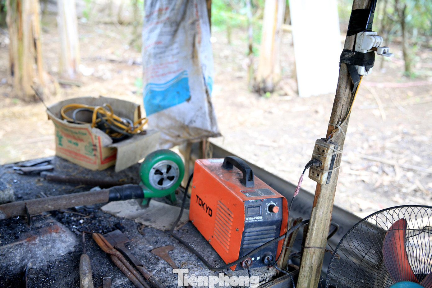 Ngày nay, người Mông đã sử dụng máy móc, như quạt thổi lò, máy mài để cải thiện tốc độ rèn dao. Nhờ vậy, thợ rèn có thể làm nhanh, làm đẹp hơn cho các sản phẩm của mình. Ngày nay, người Mông đã sử dụng máy móc, như quạt thổi lò, máy mài để cải thiện tốc độ rèn dao. Nhờ vậy, thợ rèn có thể làm nhanh, làm đẹp hơn cho các sản phẩm của mình.