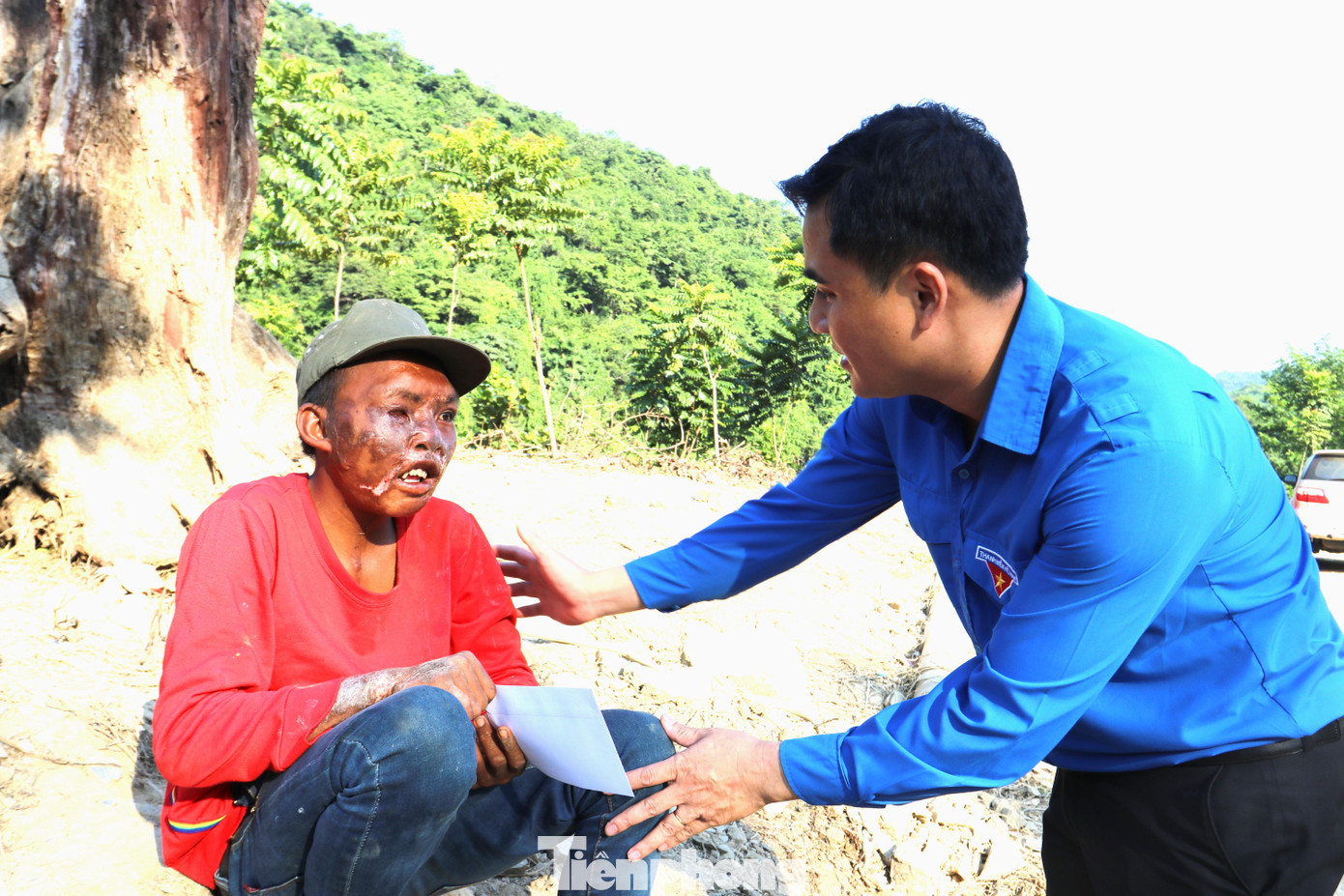 Khoảng 500 đoàn viên, thanh niên đã xung kích vào rốn lũ để hỗ trợ người dân khắc phục hậu quả. Sắc xanh tình nguyện đã phát huy tinh thần của tuổi trẻ, "đâu cần thanh niên có, đâu khó có thanh niên" tại miền biên ải Kỳ Sơn để giúp đỡ những cảnh đời còn khó khăn, thiếu thốn.
