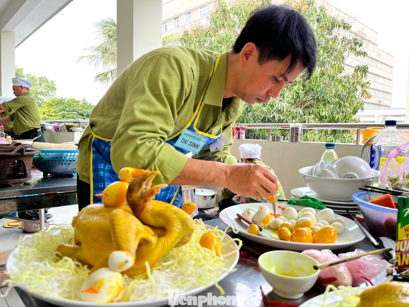 Anh Nguyễn Văn Dục chăm chút từng tý một để món "Gà mẫu tử đoàn viên" được hoàn thiện đẹp mắt tham gia cuộc thi. Anh Nguyễn Văn Dục chăm chút từng tý một để món "Gà mẫu tử đoàn viên" được hoàn thiện đẹp mắt tham gia cuộc thi.