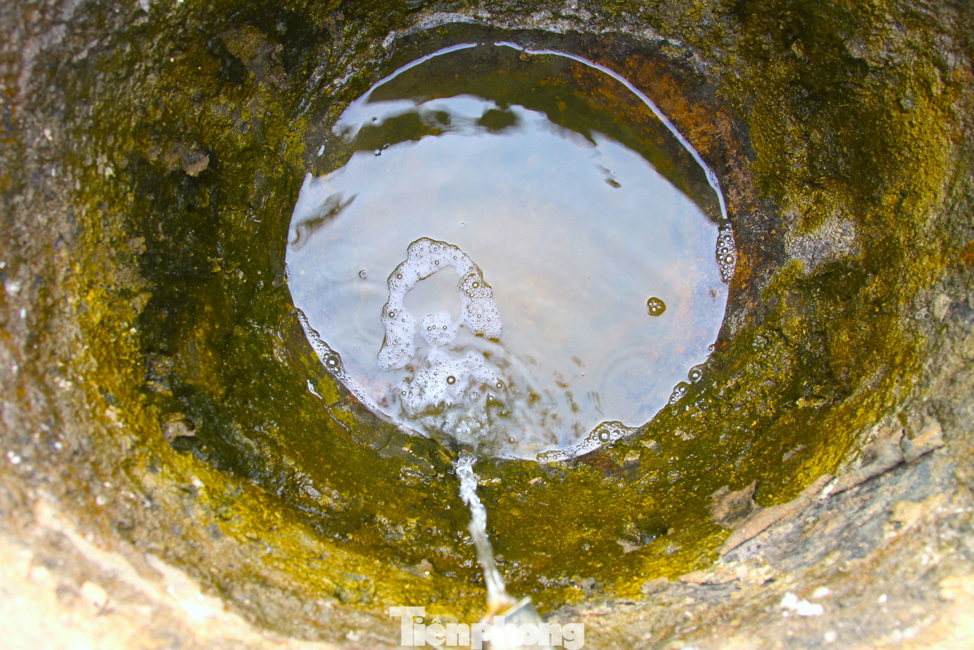 Nước ót dư thừa trong quá trình làm muối trước đây bị bà con diêm dân đổ bỏ nay được vợ chồng chị Thắm mua về để sản xuất muối.