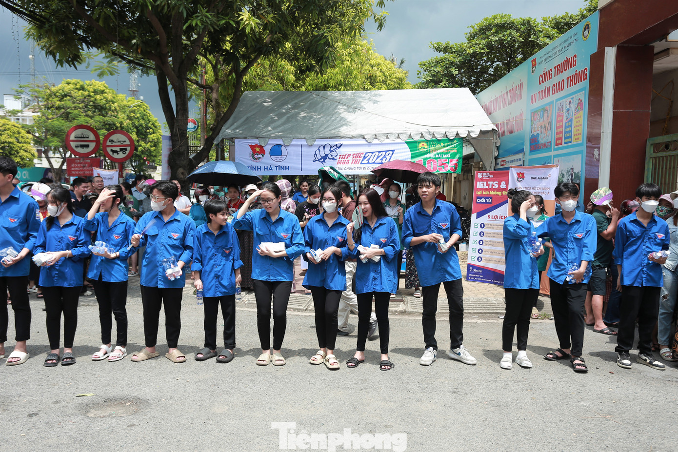 Phía ngoài cổng trường, màu áo xanh thanh niên tình nguyện đã có mặt, trên tay cầm theo nước, sữa, quạt, bánh ngọt để hỗ trợ các thí sinh sau buổi thi.