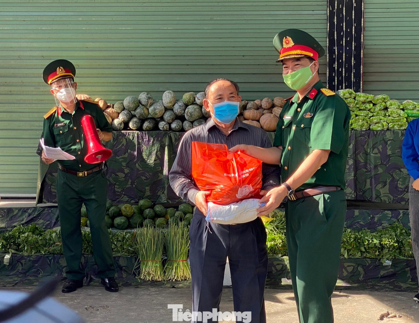 Đại tá Phạm Văn Đông - Chính ủy Bộ Chỉ huy Quân sự tỉnh Nghệ An trao hàng cho người dân tại khu vực phường Hồng Sơn. Đại tá Phạm Văn Đông - Chính ủy Bộ Chỉ huy Quân sự tỉnh Nghệ An trao hàng cho người dân tại khu vực phường Hồng Sơn.