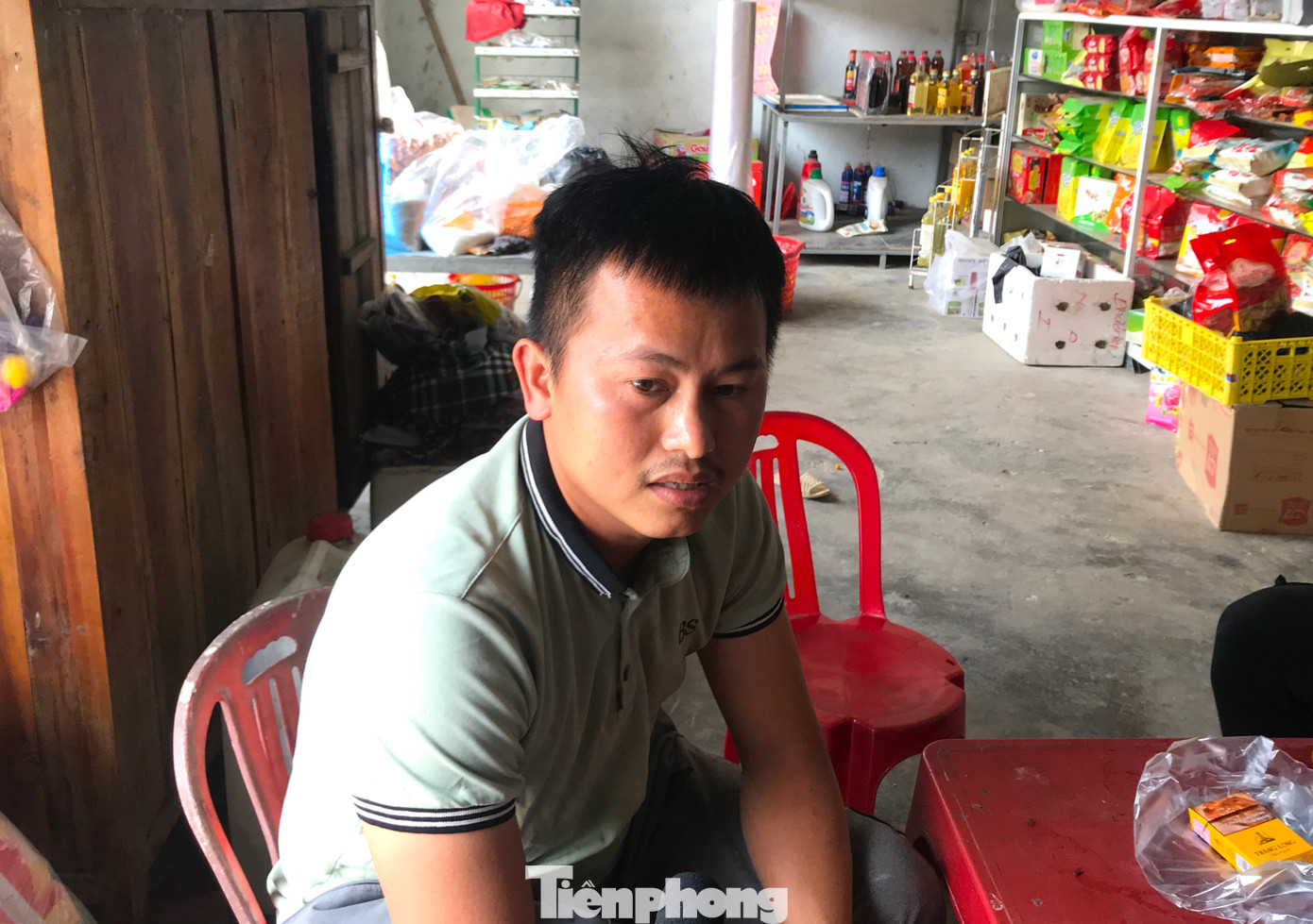 Anh Lê Tiến Cường là một trong những người đến hiện trường đầu tiên để đưa các nạn nhân đi cấp cứu cho biết: "Khi đến nơi, anh thấy hiện trường la liệt các mảnh vỡ, các nạn nhân nằm la liệt dưới nền nhà nên hô hoán nhau đưa đi cấp cứu." Anh Cường cũng không biết rõ vật liệu nổ xảy ra là gì.