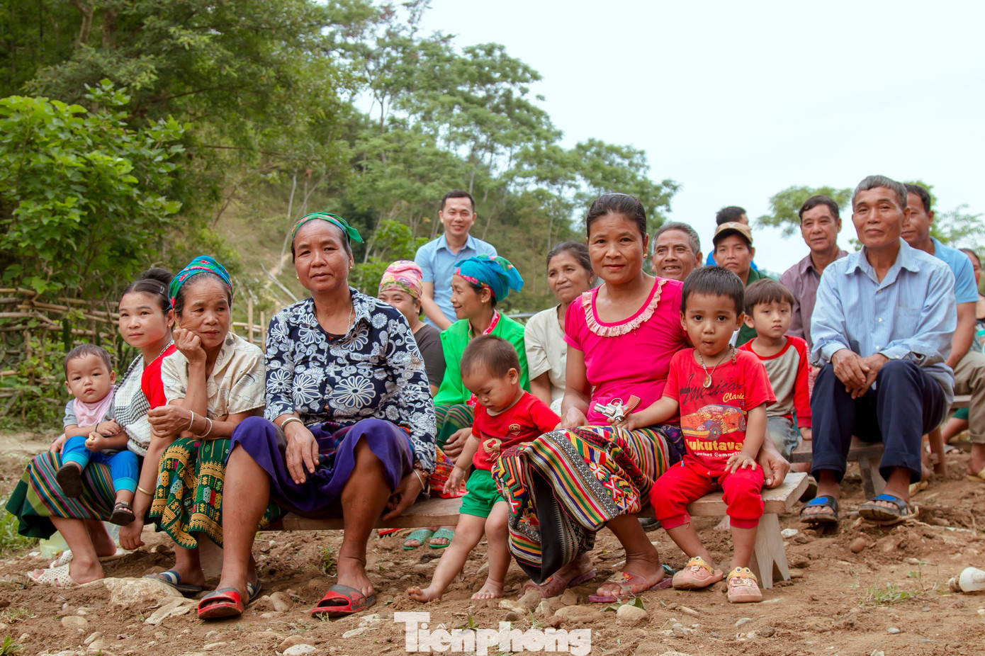 Các em nhỏ và người dân bản Lưu Thắng có mặt tại lễ khởi công.