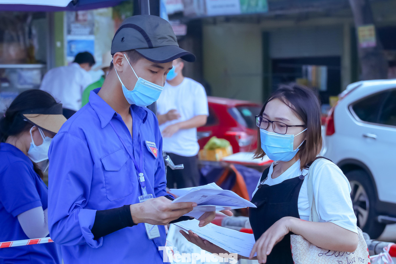 Chốt quốc lộ 1A, cửa ngõ thành phố Vinh là điểm có người và phương tiện lưu thông nhiều nên lực lượng làm nhiệm vụ rất mệt nhọc khi làm nhiệm vụ tại đây.