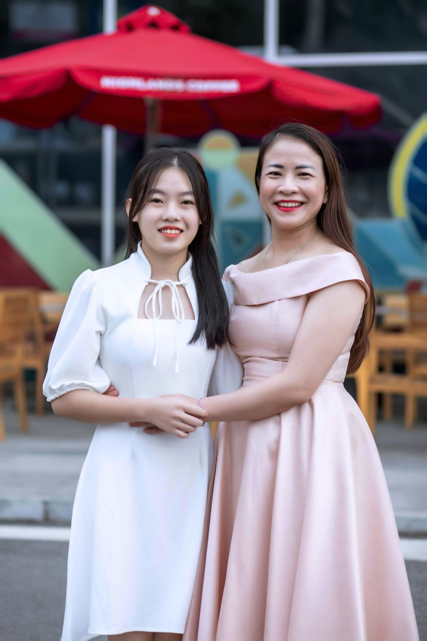 Em Lương Thị Hoài Thu chụp ảnh cùng cô giáo chủ nhiệm (ảnh NVCC)