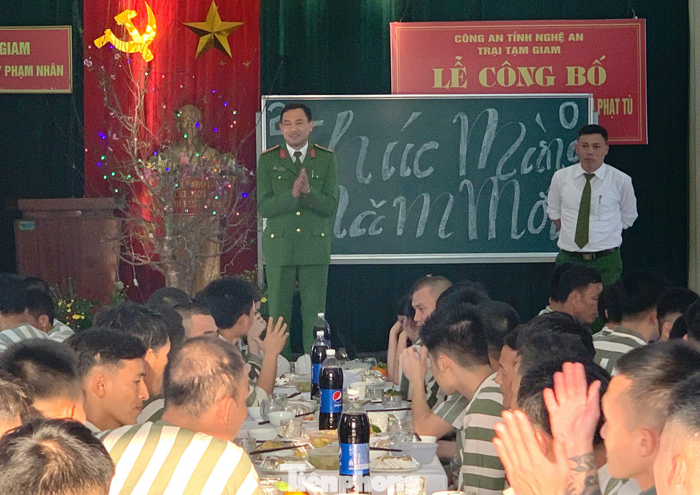 Trung tá Thái Hoàng - Phó trưởng phân trại quản lý phạm nhân, Trại tạm giam Công an tỉnh Nghệ An cho biết, 10 năm nay, Trại tạm giam Công an tỉnh Nghệ An duy trì tổ chức bữa cơm tất niên sớm cho anh chị em phạm nhân. Đây là món quà của Ban giám thị trại và cán bộ quản giáo chia sẻ, động viên những thiệt thòi về mặt tinh thần để phạm nhân yên tâm học tập, cải tạo. Trung tá Thái Hoàng - Phó trưởng phân trại quản lý phạm nhân, Trại tạm giam Công an tỉnh Nghệ An cho biết, 10 năm nay, Trại tạm giam Công an tỉnh Nghệ An duy trì tổ chức bữa cơm tất niên sớm cho anh chị em phạm nhân. Đây là món quà của Ban giám thị trại và cán bộ quản giáo chia sẻ, động viên những thiệt thòi về mặt tinh thần để phạm nhân yên tâm học tập, cải tạo.