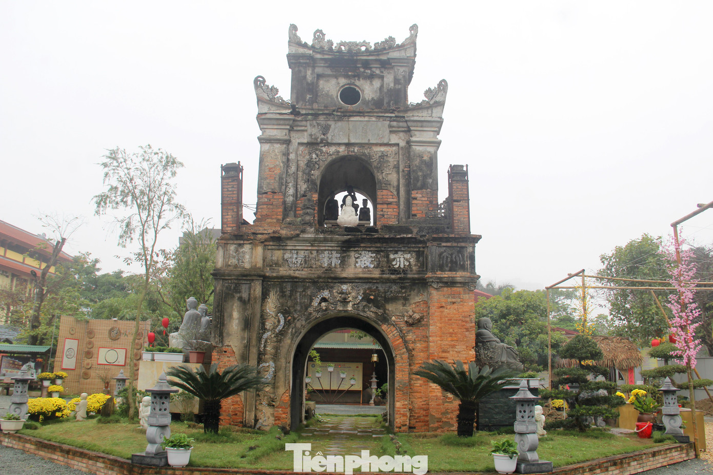 Tam quan cao ước chừng 10m, gồm 3 tầng, được xây bằng gạch và xi măng có khảm sành. Hiện tam quan đã lộ vẻ tiêu điều, nhiều mảng vôi vửa nứt nẻ rơi rớt.