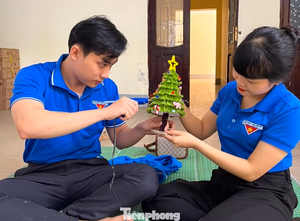 Những cây thông Noel mini được các bạn đoàn viên tự tay lên ý tưởng, thiết kế, rồi làm thủ công từ gỗ, nhựa và dây kẽm nhung.