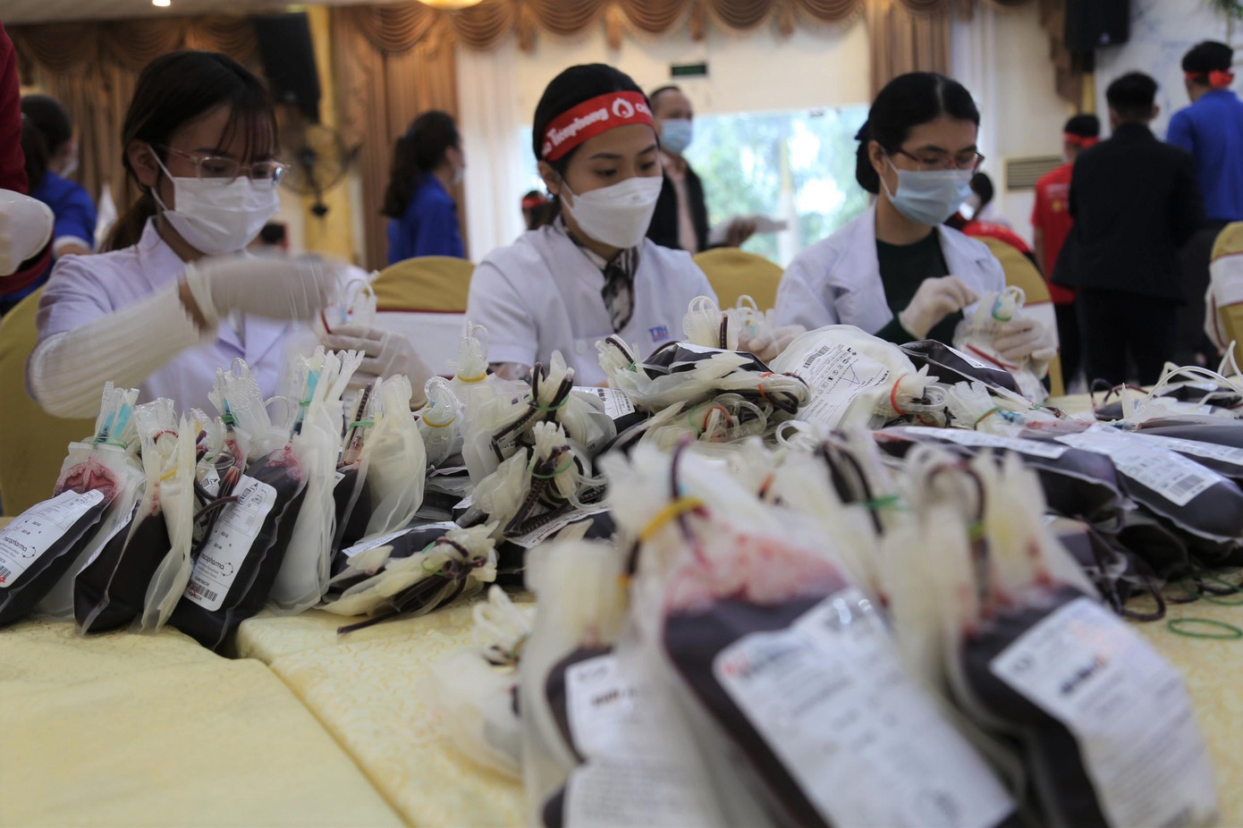 &quot;Mỗi giọt máu cho đi - Một cuộc đời ở lại&quot; , &quot;Hiến máu án toàn - Phòng, chống dịch bệnh COVID-19&quot; đang là những thông điệp được lan tỏa rộng rãi trong xã hội.