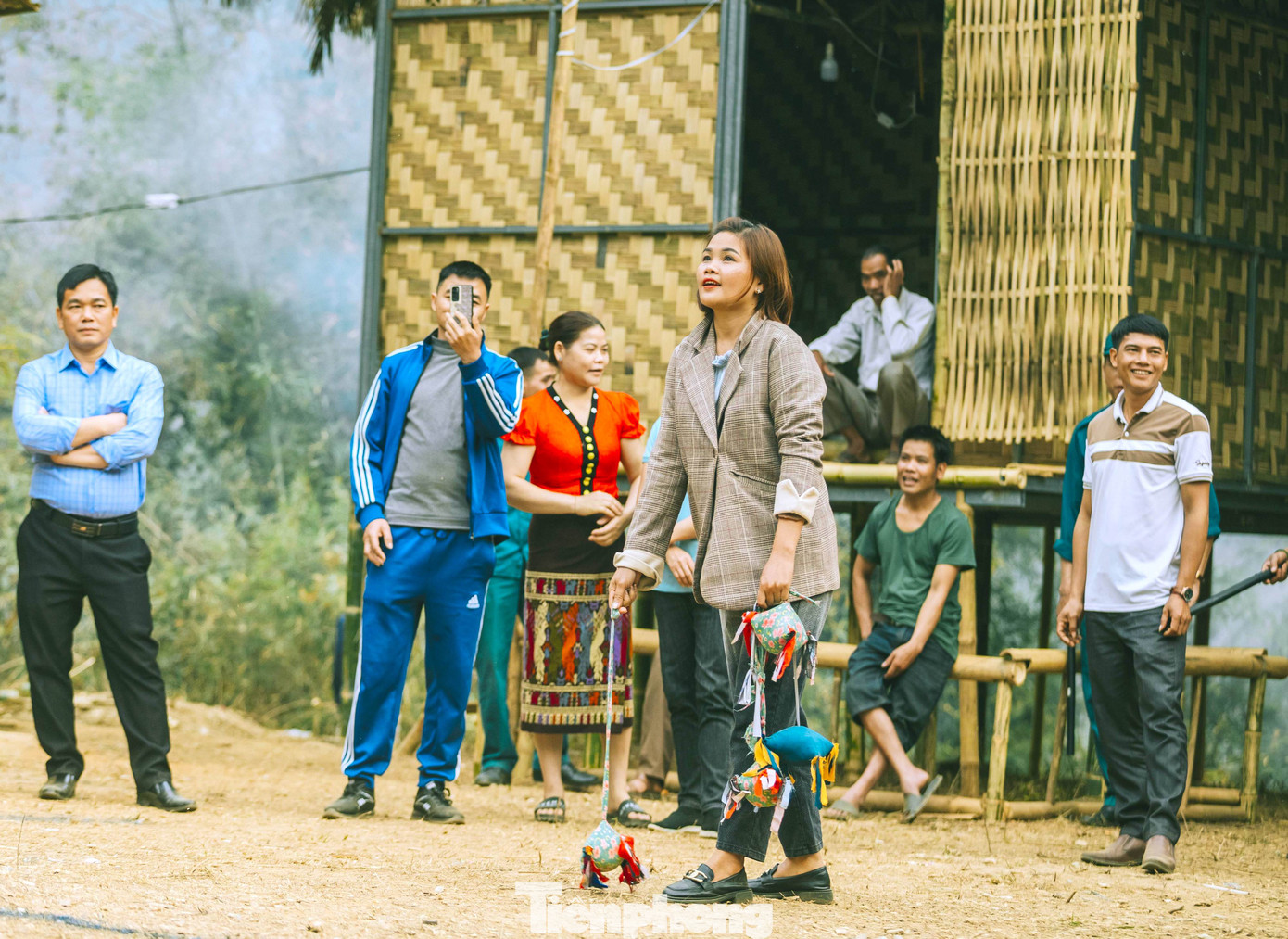 Ném còn là một trò chơi đặc trưng của đồng bào vùng cao được nhiều người ưa thích tham gia. Ném còn được đồng bào Thái chia thành 2 hình thức chơi là “còn vòng” và “còn xai”. Trong đó phổ biến nhất là ném “còn vòng”. (Ảnh: Rạng Đông). Ném còn là một trò chơi đặc trưng của đồng bào vùng cao được nhiều người ưa thích tham gia. Ném còn được đồng bào Thái chia thành 2 hình thức chơi là “còn vòng” và “còn xai”. Trong đó phổ biến nhất là ném “còn vòng”. (Ảnh: Rạng Đông).