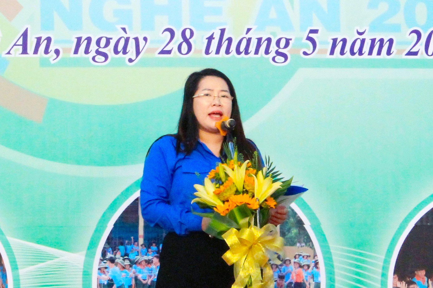 Phó Bí thư Tỉnh Đoàn Nghệ An Nguyễn Thị Phương Thúy - Trưởng ban Tổ chức Lớp Học kỳ quân đội năm 2023 phát biểu tại lễ xuất quân.