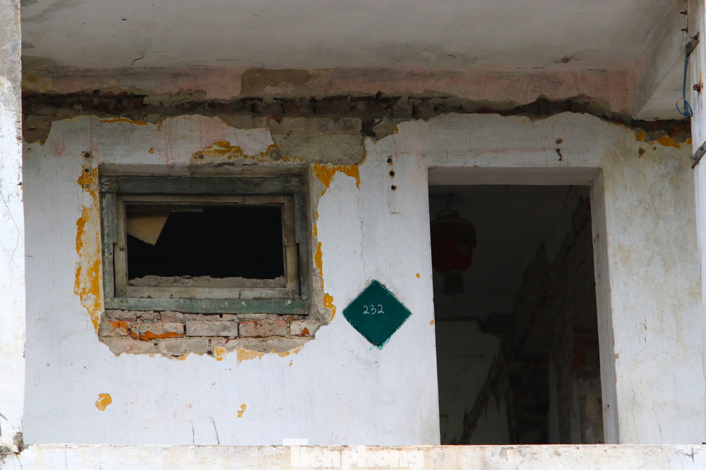 Những căn nhà chỉ còn lại biển số trơ trọi. Cánh cửa, đường điện, tài sản đã được tháo dỡ hết.