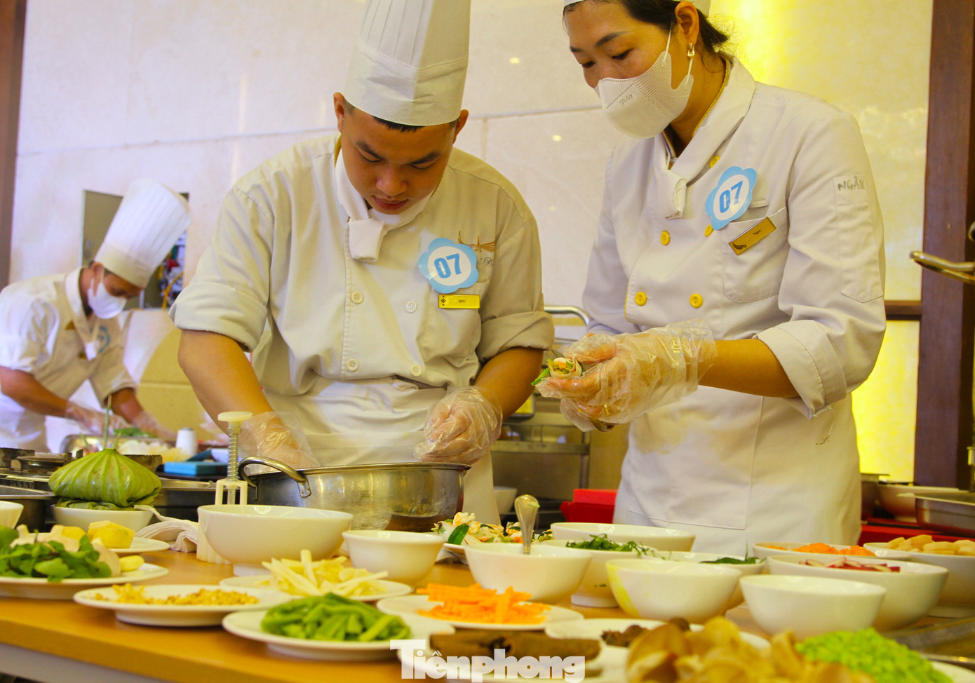 Các đầu bếp cẩn trọng, tỉ mỉ từ việc chế biến cho đến trang trí sao cho món ăn đẹp mắt nhất.