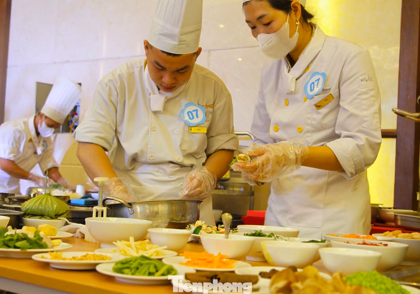 Các đầu bếp cẩn trọng, tỉ mỉ từ việc chế biến cho đến trang trí sao cho món ăn đẹp mắt nhất.