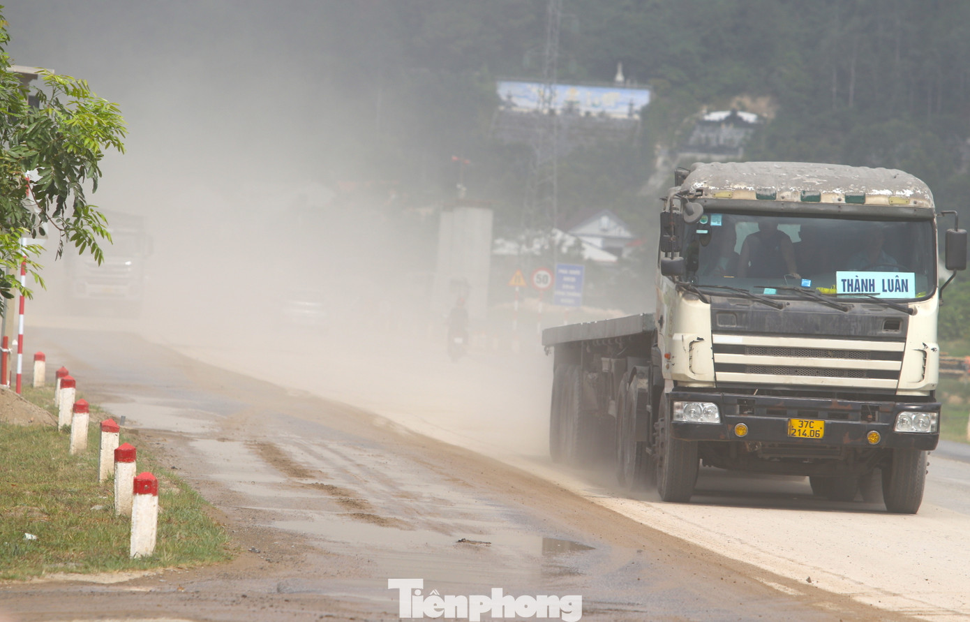 Mỗi ngày có hàng trăm lượt xe tải, xe ben lớn nhỏ chở nguyên vật liệu đi qua khiến tuyến đường này càng thêm ô nhiễm bụi bẩn.