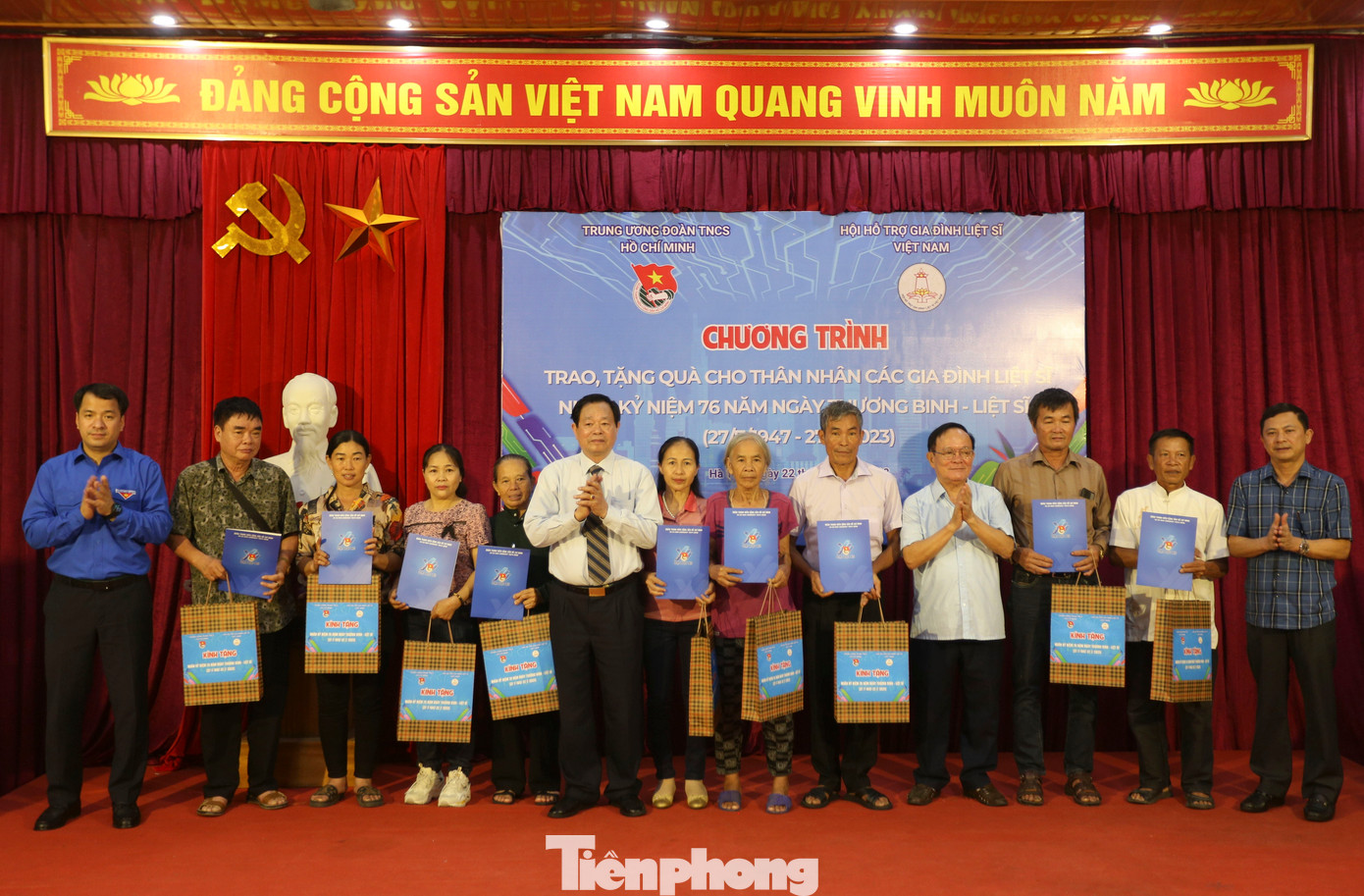 Đoàn công tác của T.Ư Đoàn TNCS Hồ Chí Minh sau đó có mặt tại TP Hà Tĩnh, phối hợp với Hội Hỗ trợ gia đình liệt sĩ Việt Nam tổ chức trao tặng 10 suất quà, mỗi suất trị giá 2 triệu đồng cho thân nhân cho 10 gia đình liệt sĩ. Đoàn công tác của T.Ư Đoàn TNCS Hồ Chí Minh sau đó có mặt tại TP Hà Tĩnh, phối hợp với Hội Hỗ trợ gia đình liệt sĩ Việt Nam tổ chức trao tặng 10 suất quà, mỗi suất trị giá 2 triệu đồng cho thân nhân cho 10 gia đình liệt sĩ.
