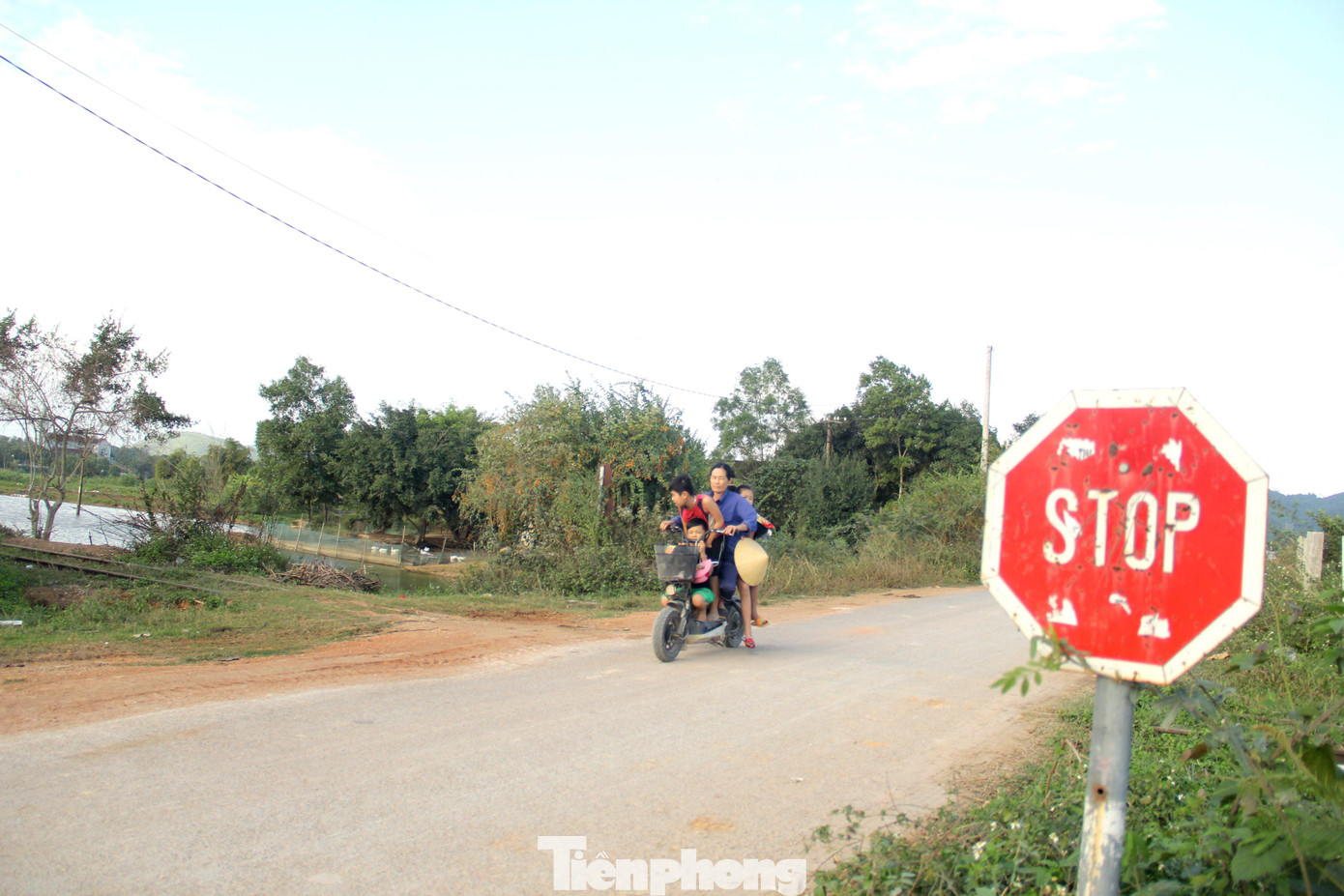 Dọc đường ray, cỏ mọc um tùm, hàng loạt điểm giao nhau với đường bộ cũng đã bị đắp đất đá để thuận tiện hơn trong đi lại. Dọc đường ray, cỏ mọc um tùm, hàng loạt điểm giao nhau với đường bộ cũng đã bị đắp đất đá để thuận tiện hơn trong đi lại.