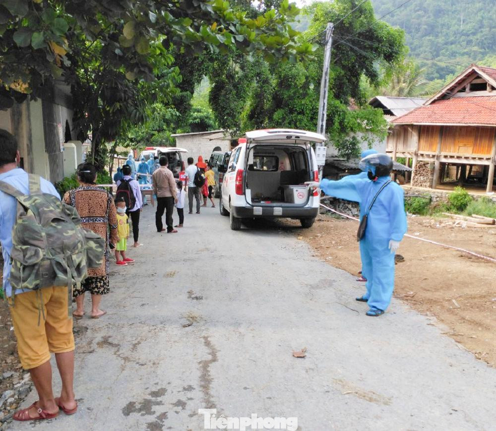 Đến nay, ổ dịch tại bản Chằm Puông đã có 11 ca dương tính với SARS-CoV-2. Toàn tỉnh Nghệ An có 144 ca dương tính. Các trường hợp F1 được cách ly tập trung tại trường THCS Dân tộc Nội trú huyện Tương Dương. Đến nay, ổ dịch tại bản Chằm Puông đã có 11 ca dương tính với SARS-CoV-2. Toàn tỉnh Nghệ An có 144 ca dương tính. Các trường hợp F1 được cách ly tập trung tại trường THCS Dân tộc Nội trú huyện Tương Dương.