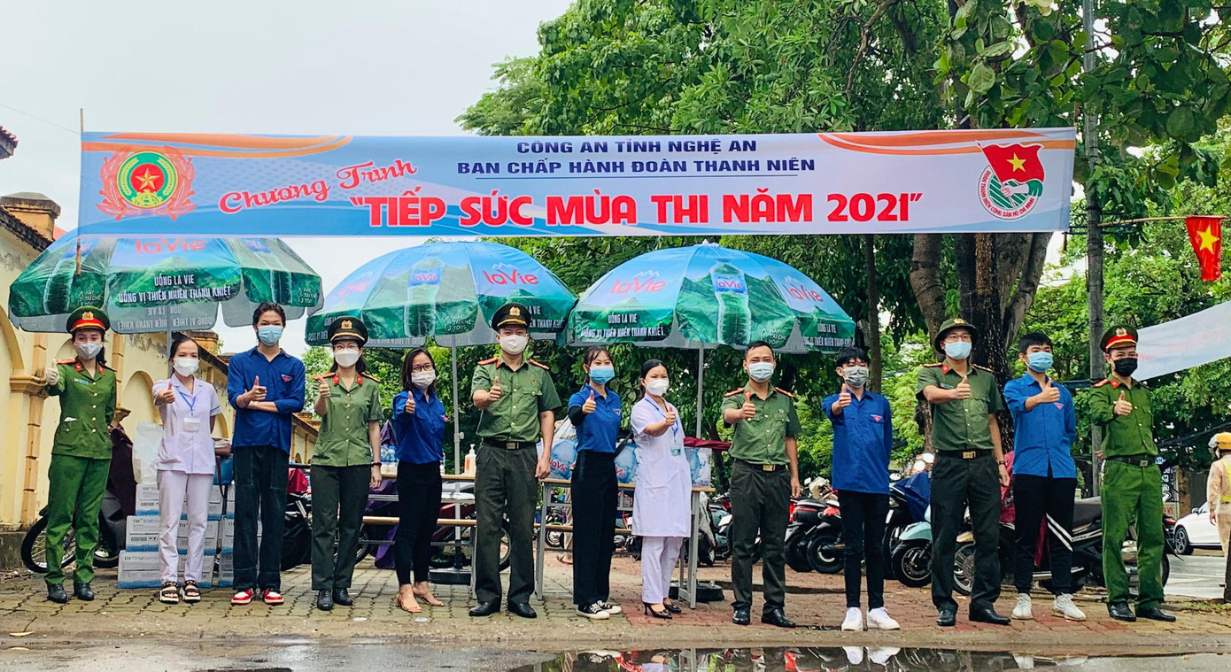 Đoàn viên Đoàn công an tỉnh Nghệ An và thanh niên tình nguyện tại điểm thi trường THPT Chuyên Phan Bội Châu.