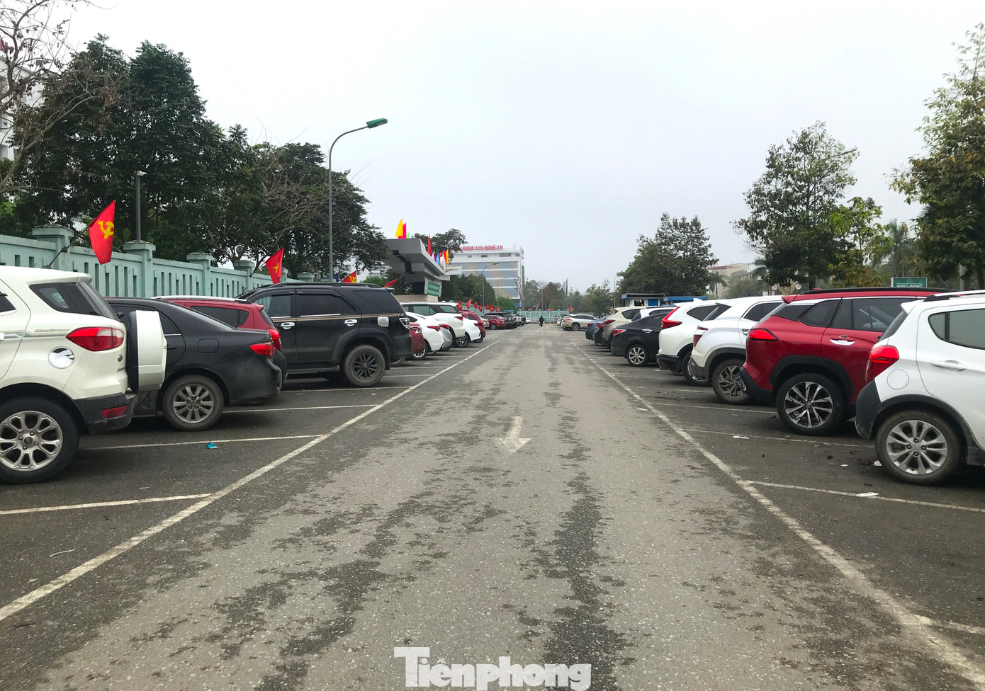 Theo ghi nhận của PV, bãi trông giữ ô tô này rộng khoảng 2.000m2 nằm trước cổng chính Bệnh viện Hữu nghị đa khoa Nghệ An, tiếp giáp với đường Lê Nin. Bãi giữ xe được chia thành 2 dãy đậu xe ô tô.