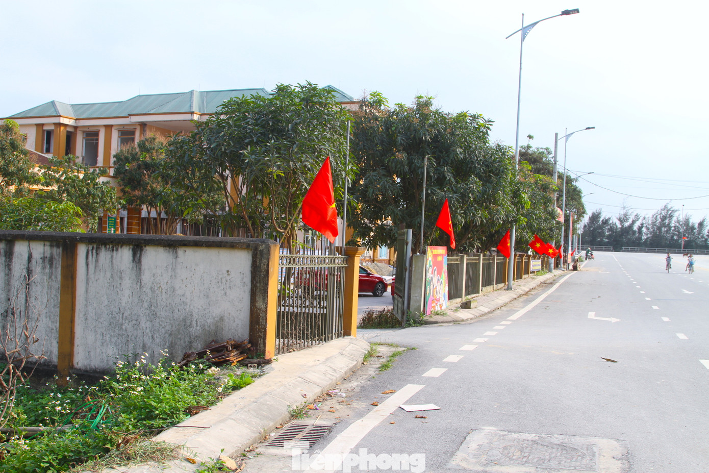 Khi vào trụ sở xã để làm việc, cán bộ công chức và người dân phải đi 1 cổng phụ vào hội trường trung tâm văn hóa, cách cổng chính khoảng hơn 50m.