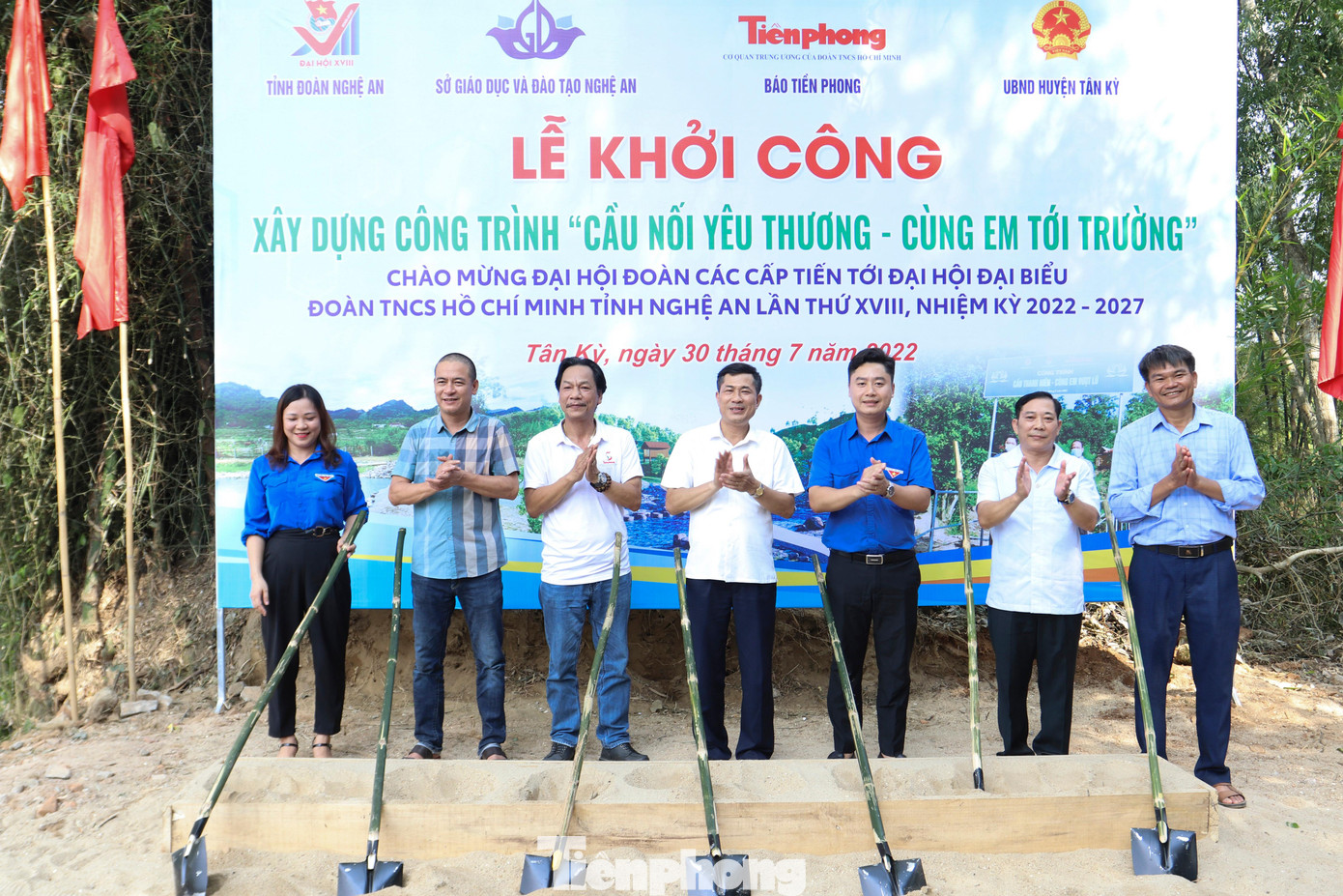 BTC "Cầu nối yêu thương - Cùng em tới trường" cùng với lãnh đạo huyện Tân Kỳ thực hiện nghi lễ khởi công.