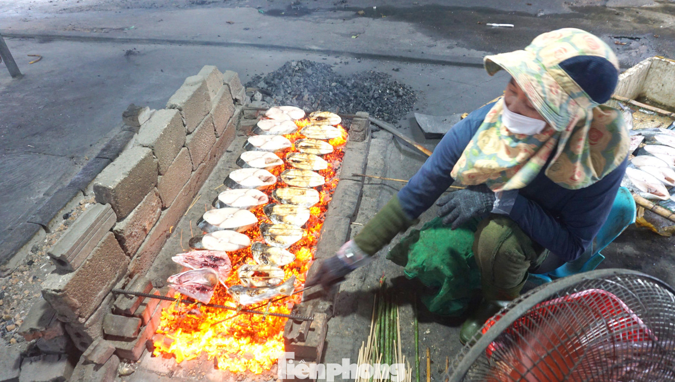 Cá thu nướng vốn là đặc sản của vùng đất Cửa Lò (Nghệ An). Người dân nơi đây cũng chẳng nhớ nổi nghề nướng cá đã có từ bao giờ, họ chỉ biết đây là nghề cha truyền con nối từ bao thế hệ. Cá thu nướng vốn là đặc sản của vùng đất Cửa Lò (Nghệ An). Người dân nơi đây cũng chẳng nhớ nổi nghề nướng cá đã có từ bao giờ, họ chỉ biết đây là nghề cha truyền con nối từ bao thế hệ.