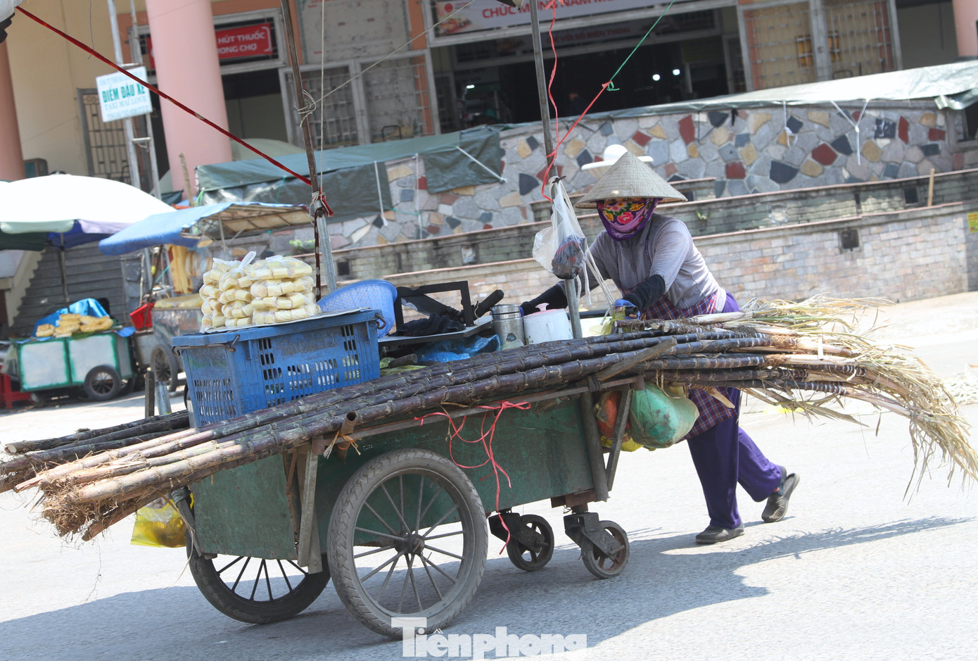 Để tránh nắng và giảm nhiệt, nhiều người phải luôn bịt kín toàn bộ người và liên tục uống nước.