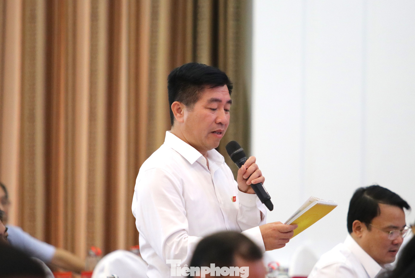 Đại biểu Hồ Văn Đàm đặt câu hỏi về vấn đề bạo lực học đường, bạo lực trắng.