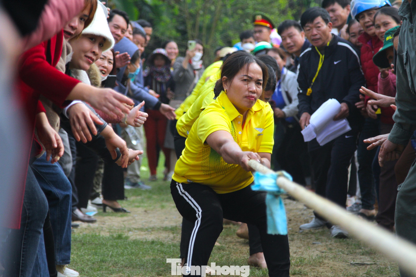 Trò chơi kéo co của các đội nữ thi đấu thu hút rất đông khán giả cổ vũ.