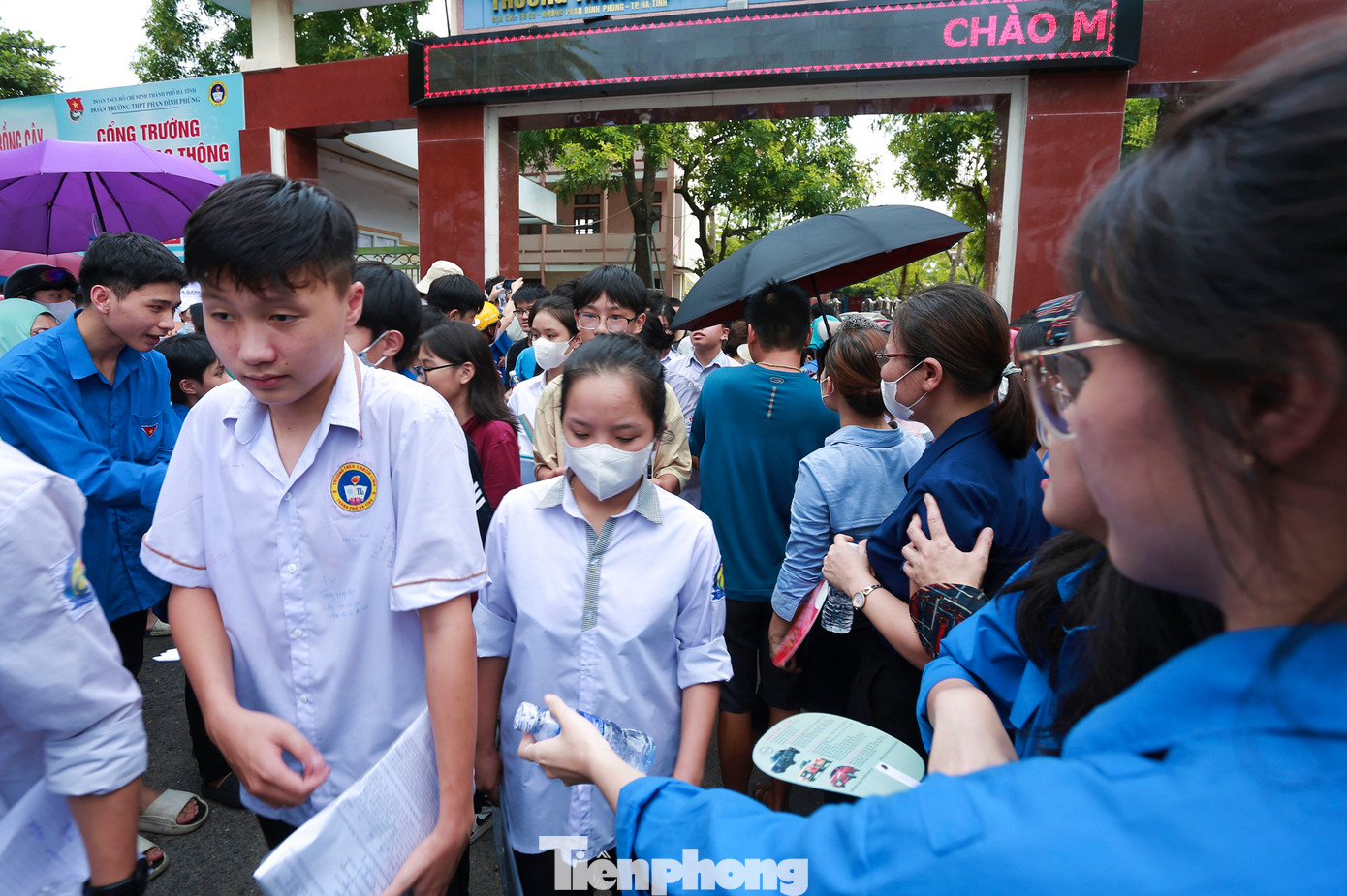 Thanh niên tình nguyện phát nước và hỏi han, động viên các thí sinh.