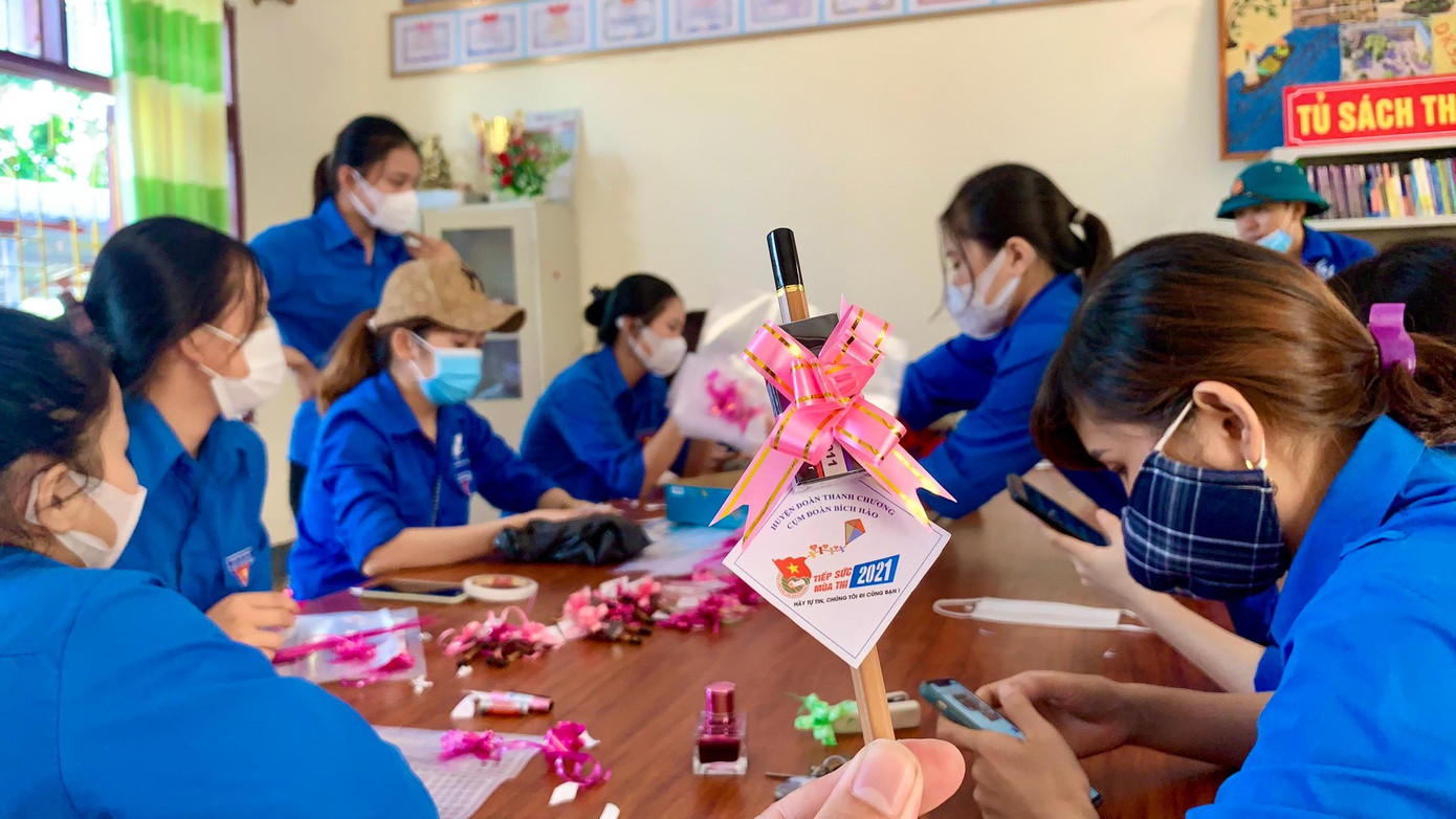 Để có những món quà tặng, tuổi trẻ huyện Thanh Chương (Nghệ An), đã cùng nhau có những ý tưởng sáng tạo, trang trí trên cây bút chì, cục tẩy xóa... Để có những món quà tặng, tuổi trẻ huyện Thanh Chương (Nghệ An), đã cùng nhau có những ý tưởng sáng tạo, trang trí trên cây bút chì, cục tẩy xóa...