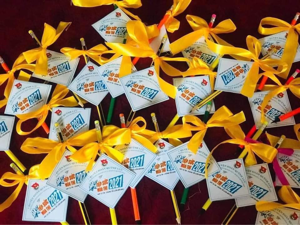 Bút chì được gắn nơ vàng mà tuổi trẻ Huyện đoàn Quỳnh Lưu trang trí tặng sĩ tử. Bút chì được gắn nơ vàng mà tuổi trẻ Huyện đoàn Quỳnh Lưu trang trí tặng sĩ tử.