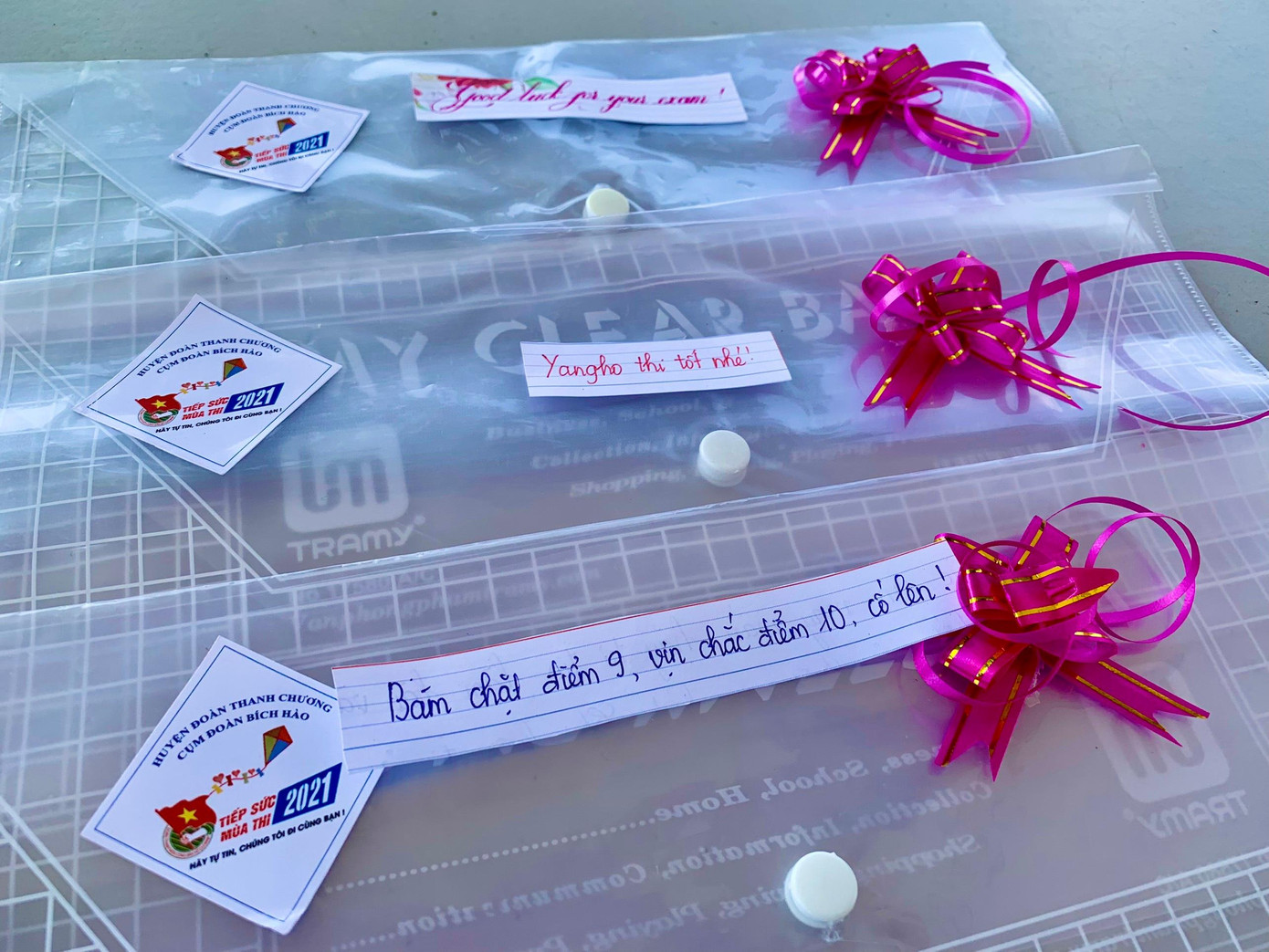 Túi đựng đề thi cũng được các bạn trẻ trang trí cùng với những lời động viên "Bám chặt điểm 9, vịn chắc điểm 10, cố lên!". Túi đựng đề thi cũng được các bạn trẻ trang trí cùng với những lời động viên "Bám chặt điểm 9, vịn chắc điểm 10, cố lên!".