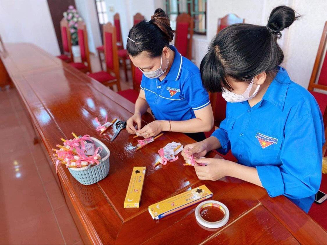 Song song với tình nguyện hỗ trợ tuyến đầu chống dịch khi sát cạnh cùng với cán bộ chiến sỹ Ban chỉ huy Quân sự huyện Hưng Nguyên nấu cơm, lo công tác hậu cần cho bệnh viện dã chiến; tuổi trẻ huyện Hưng Nguyên cũng tham gia "tiếp sức mùa thi" với sự hứng khởi, nhiệt tình. Song song với tình nguyện hỗ trợ tuyến đầu chống dịch khi sát cạnh cùng với cán bộ chiến sỹ Ban chỉ huy Quân sự huyện Hưng Nguyên nấu cơm, lo công tác hậu cần cho bệnh viện dã chiến; tuổi trẻ huyện Hưng Nguyên cũng tham gia "tiếp sức mùa thi" với sự hứng khởi, nhiệt tình.