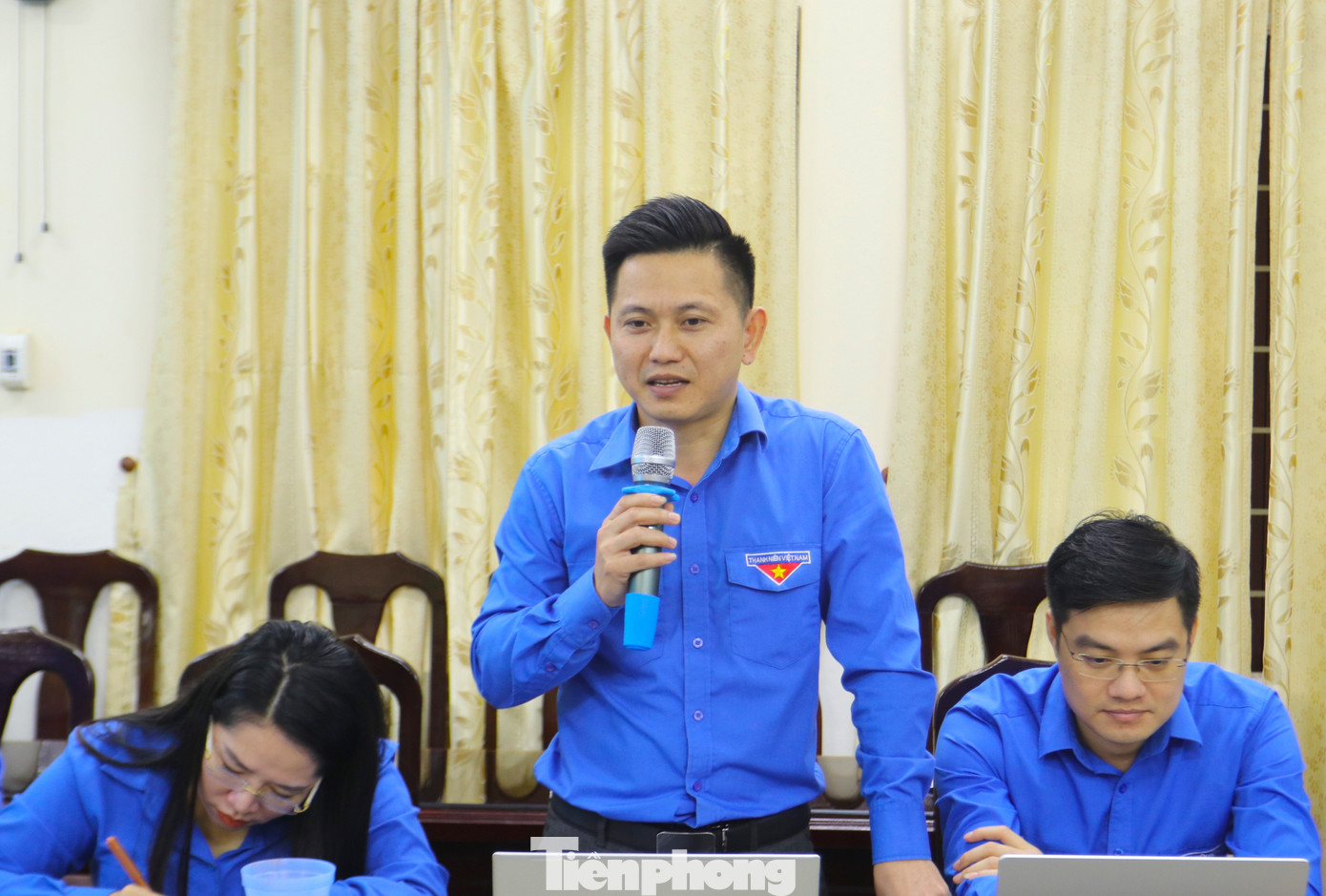 Các đại biểu góp ý thảo luận, chỉ ra những hạn chế, tồn tại trong năm qua.