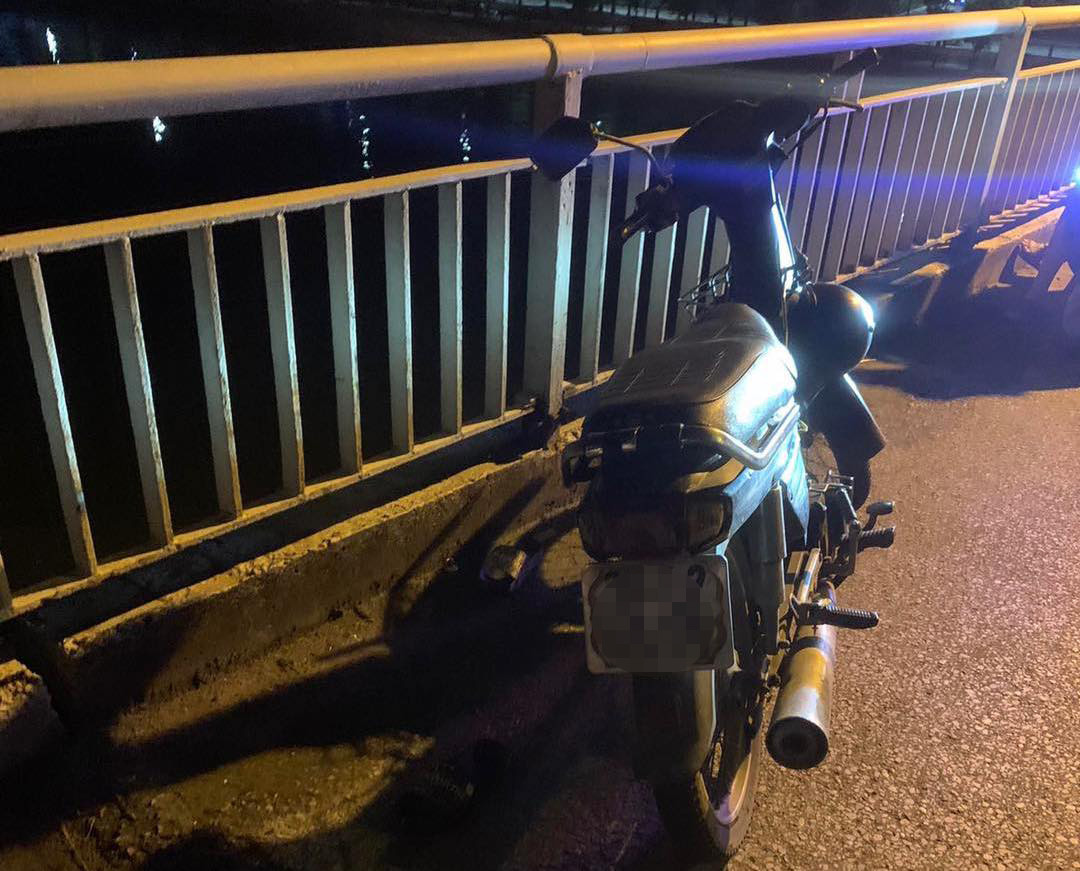 Chiếc xe máy nạn nhân để trên cầu Bến Thủy rồi nhảy xuống sông Lam.