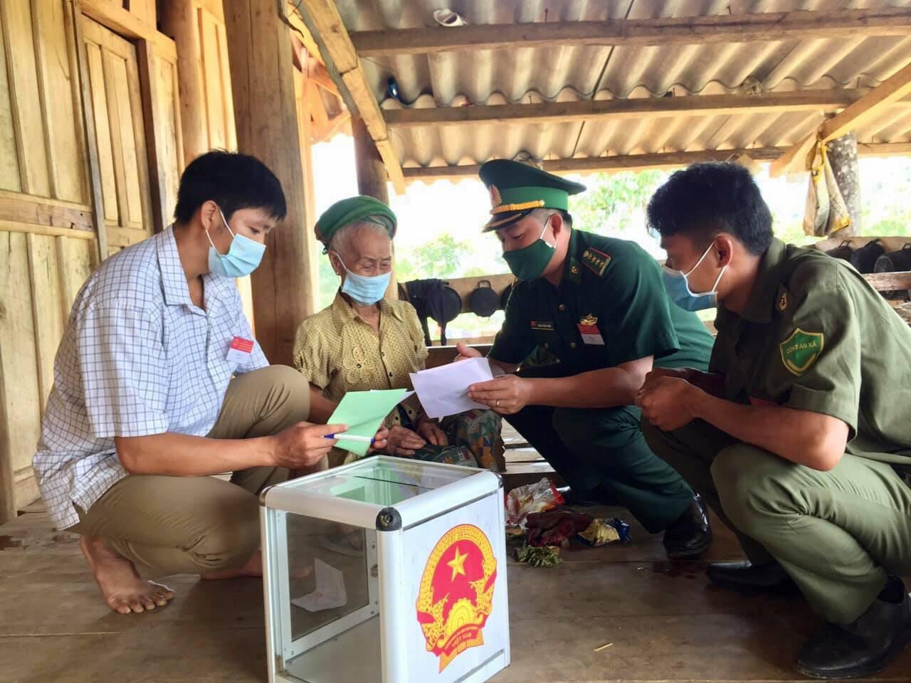 Ủy ban bầu cử xã Nhôn Mai, huyện Tương Dương (Nghệ An) mang thùng phiếu đến nhà cụ bà trong bản thực hiện quyền công dân.