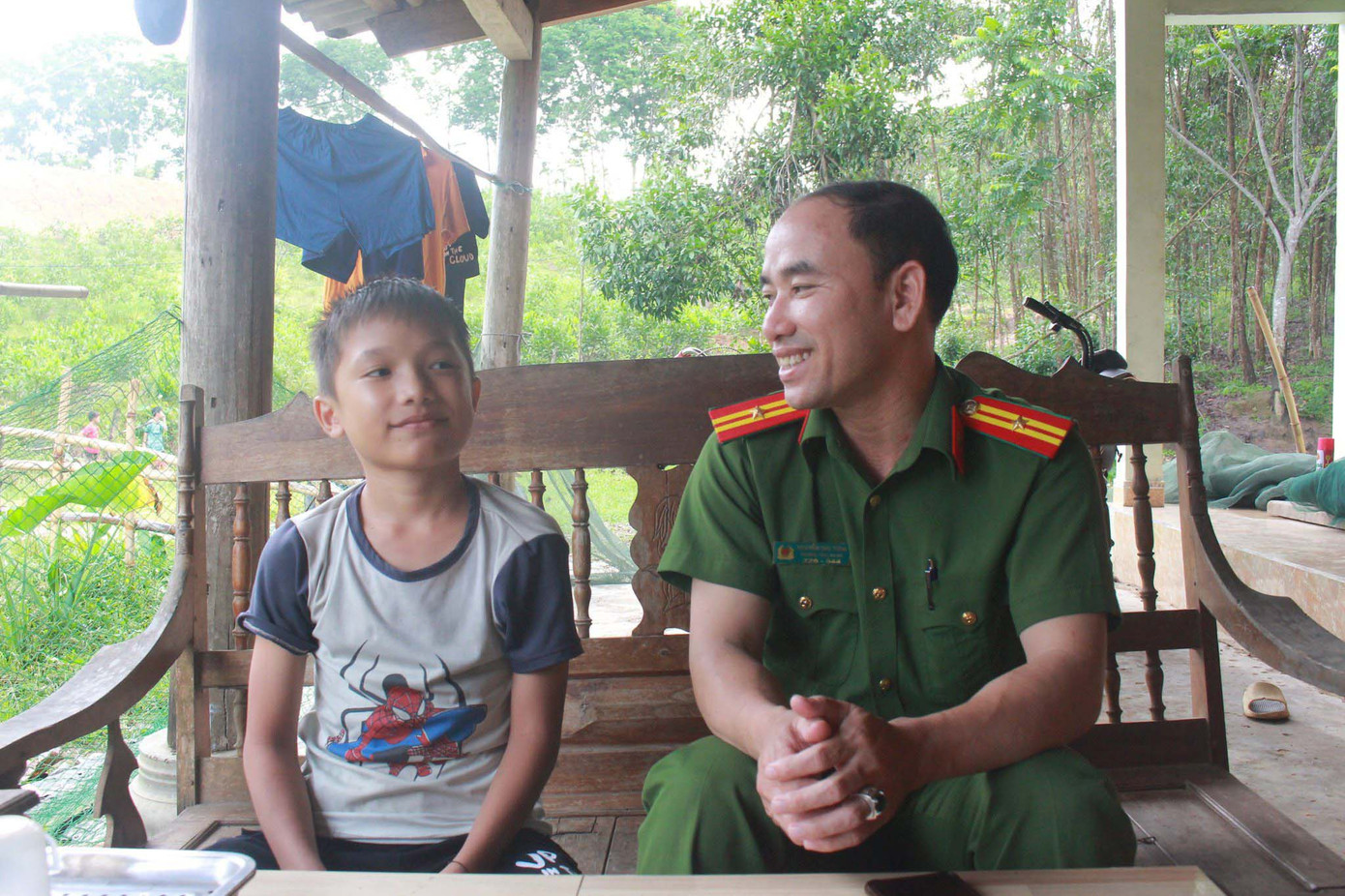 Thiếu tá Nguyễn Thọ Tùng và Lô Quang Nghĩa. Ảnh: Thanh Quỳnh. Ảnh: Thanh Quỳnh.