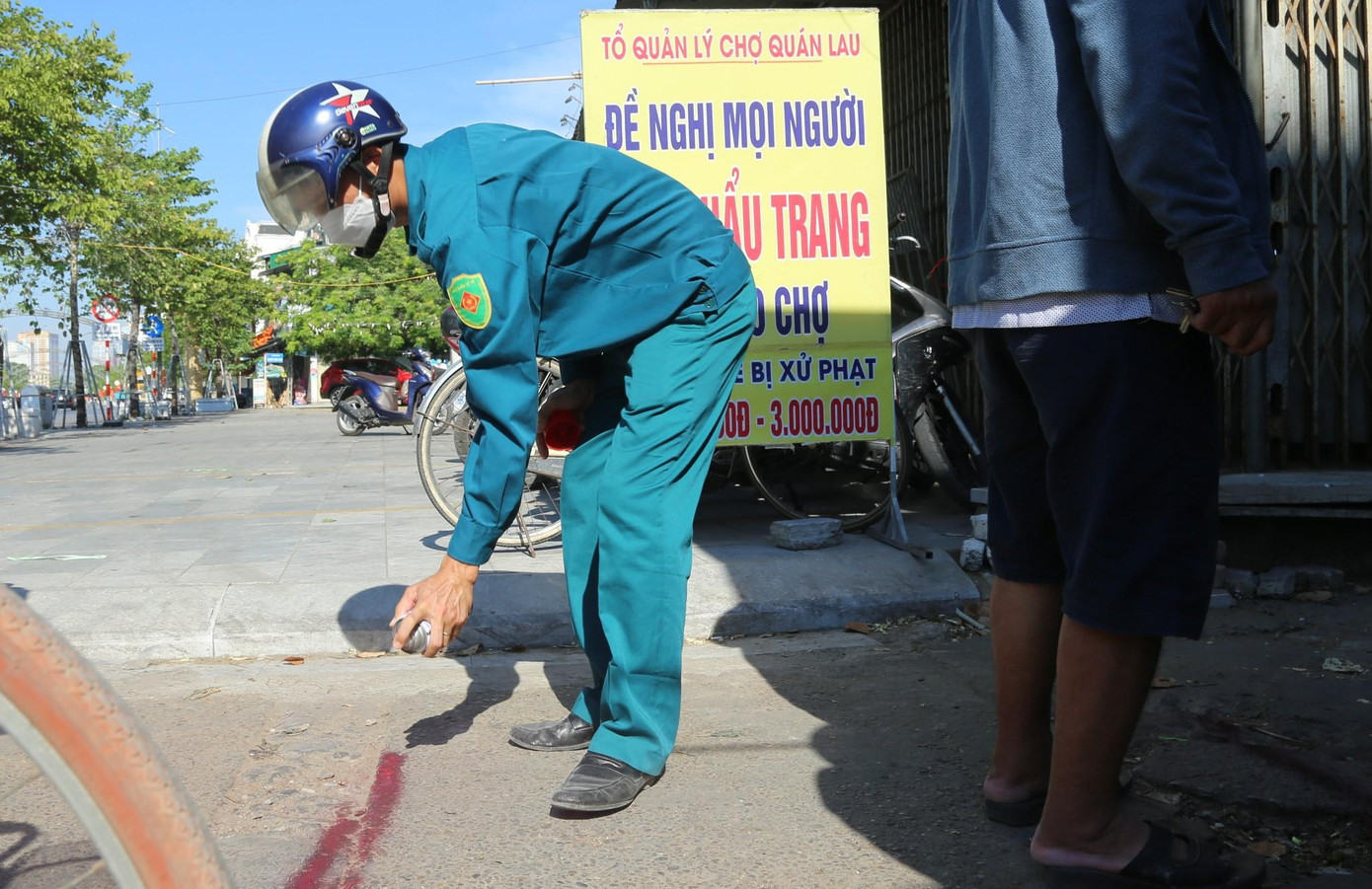 Các lực lượng như công an, dân quân tự vệ có mặt tại các khu vực chợ để đảm bảo an ninh trật tự, kẻ vạch, phân luồng, giới hạn khoảng cách mỗi người dân.